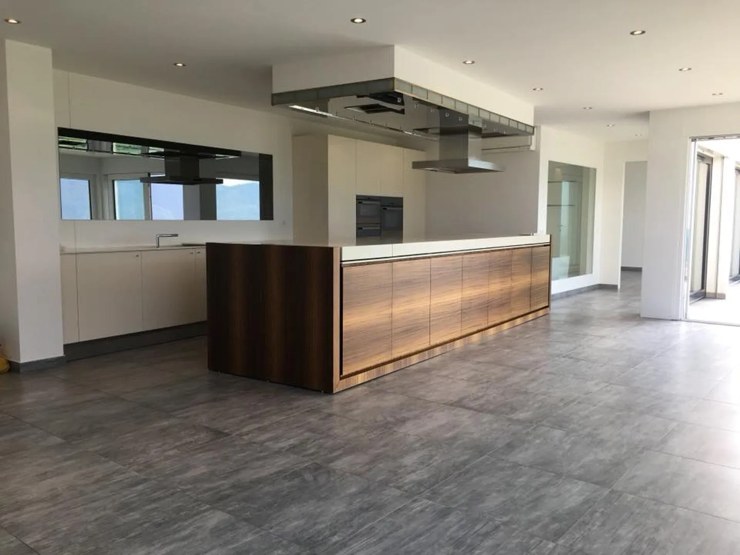 Beautiful 4.5-room penthouse with lake view in Gordola - Photo 1 of 13