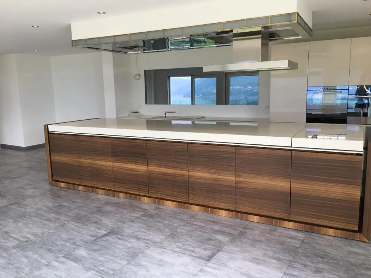 Beautiful 4.5-room penthouse with lake view in Gordola - Photo 3 of 13