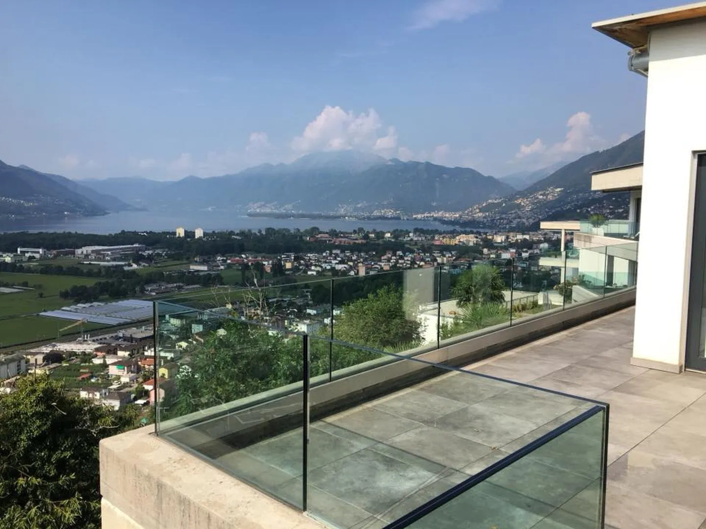 Beautiful 4.5-room penthouse with lake view in Gordola - Photo 7 of 13