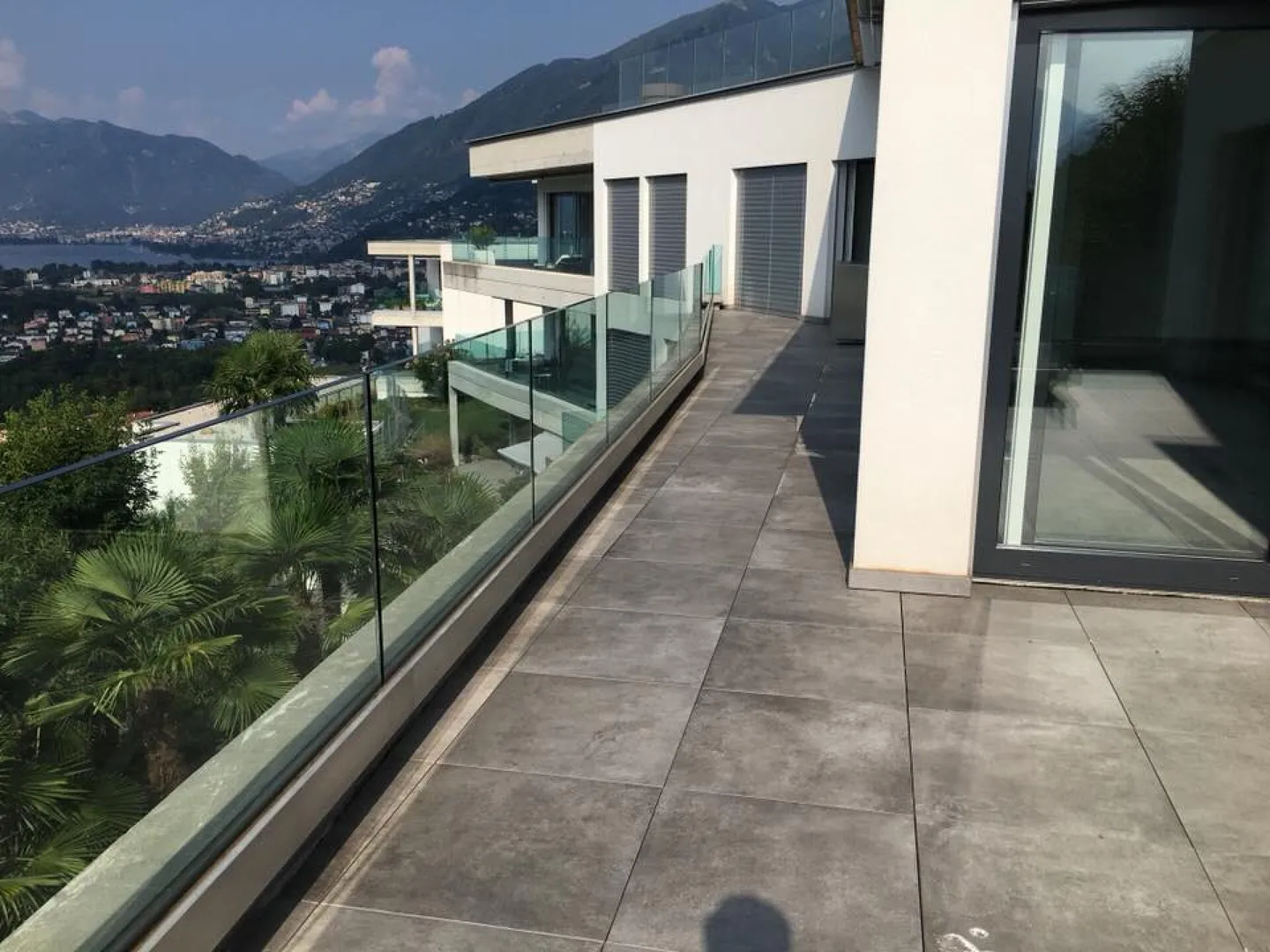 Beautiful 4.5-room penthouse with lake view in Gordola - Photo 5 of 13