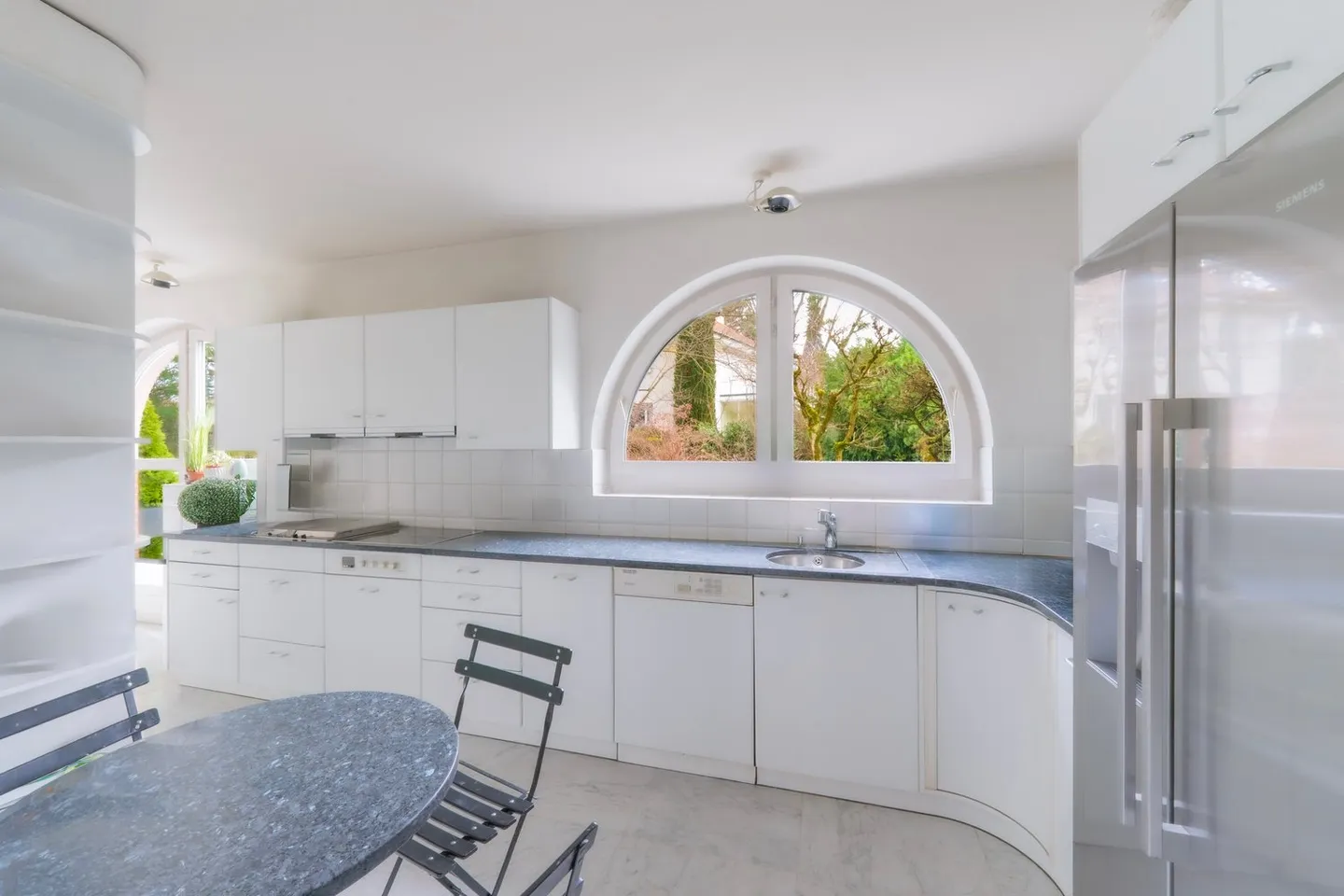 Appartement penthouse exclusif avec terrasses entourantes et vue panoramique sur Bâle - Photo 8 sur 11