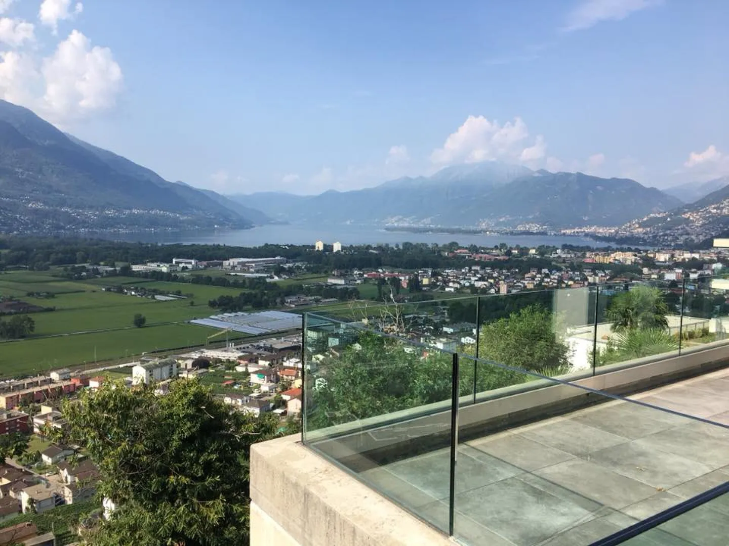Beautiful 4.5-room penthouse with lake view in Gordola - Photo 6 of 13
