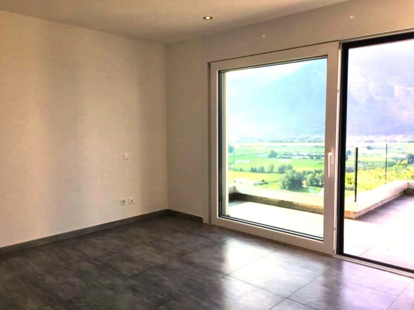 Beautiful 4.5-room penthouse with lake view in Gordola - Photo 9 of 13