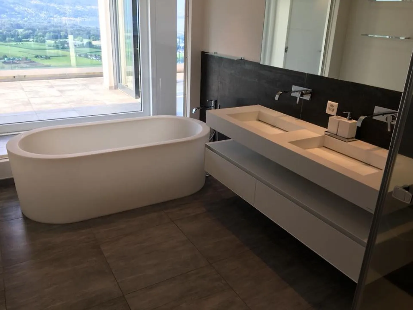 Beautiful 4.5-room penthouse with lake view in Gordola - Photo 12 of 13