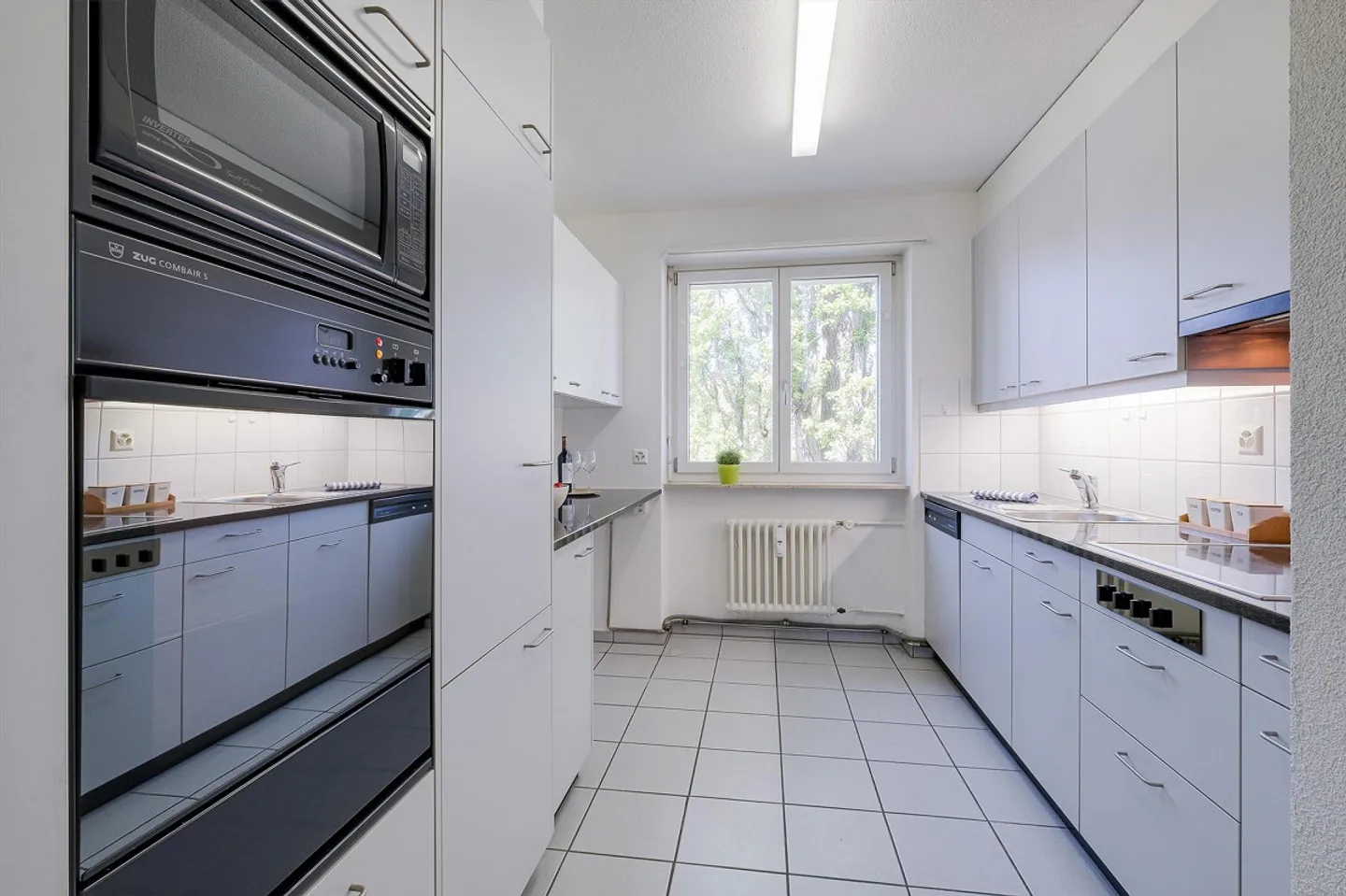 Modern Apartment with Balcony - Photo 3 of 8