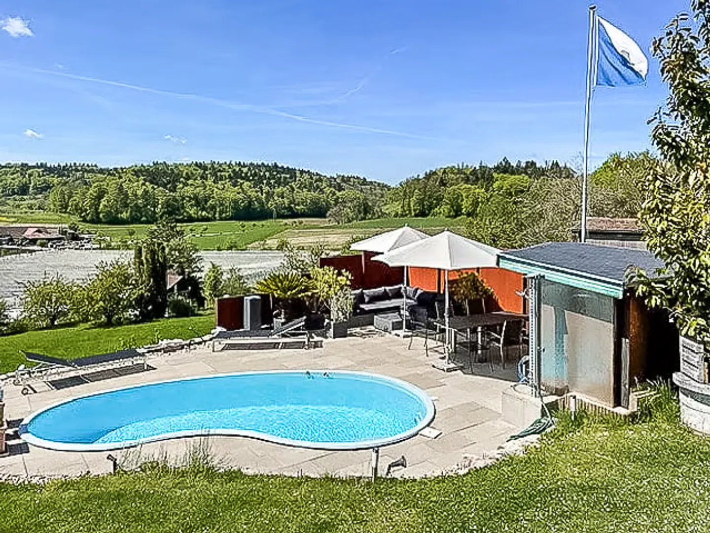 Traumhaftes EFH mit Pool und privatem Waldstück an herrlicher Aussichtslage - Photo 2 of 14