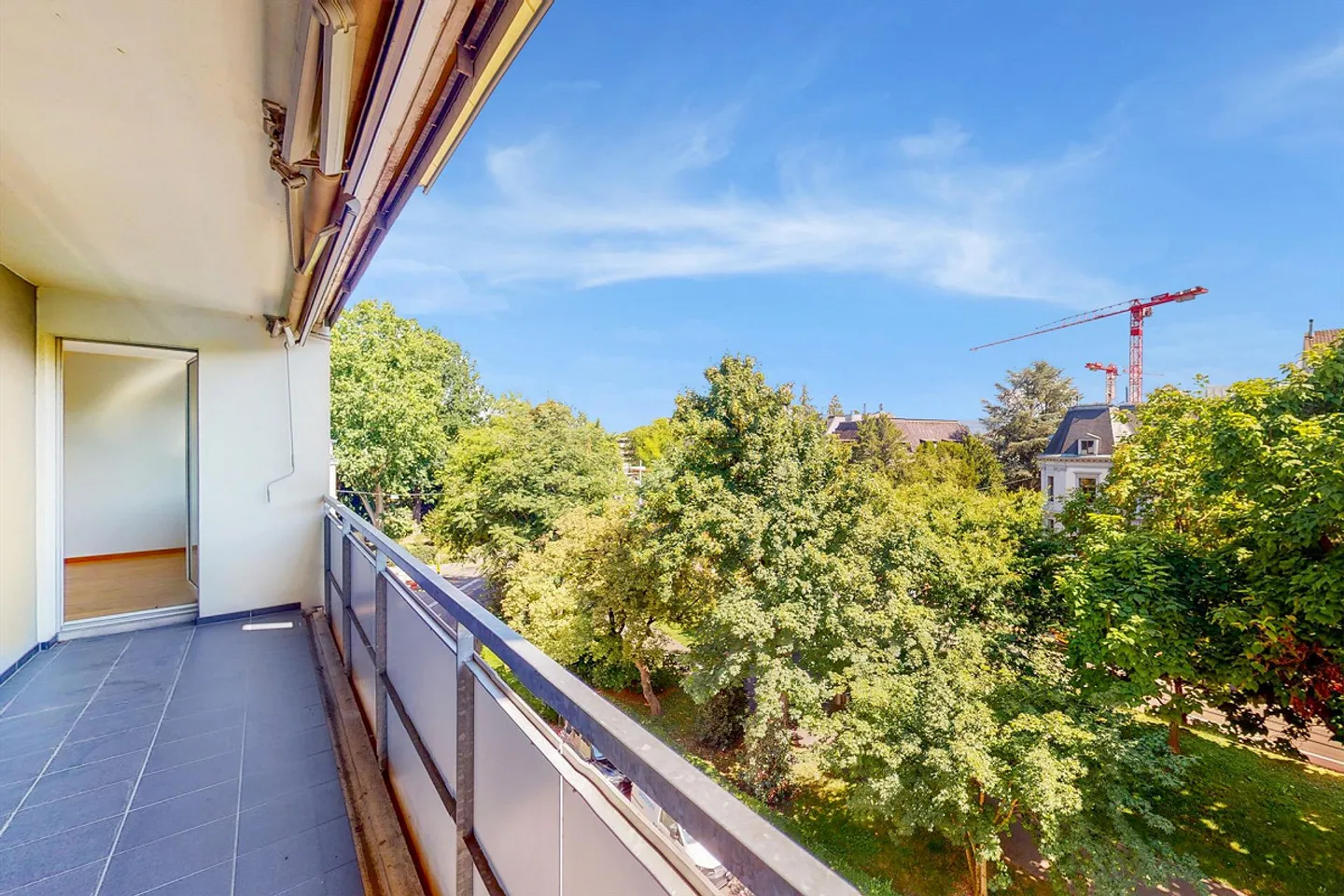 Modern Apartment with Balcony - Photo 5 of 8