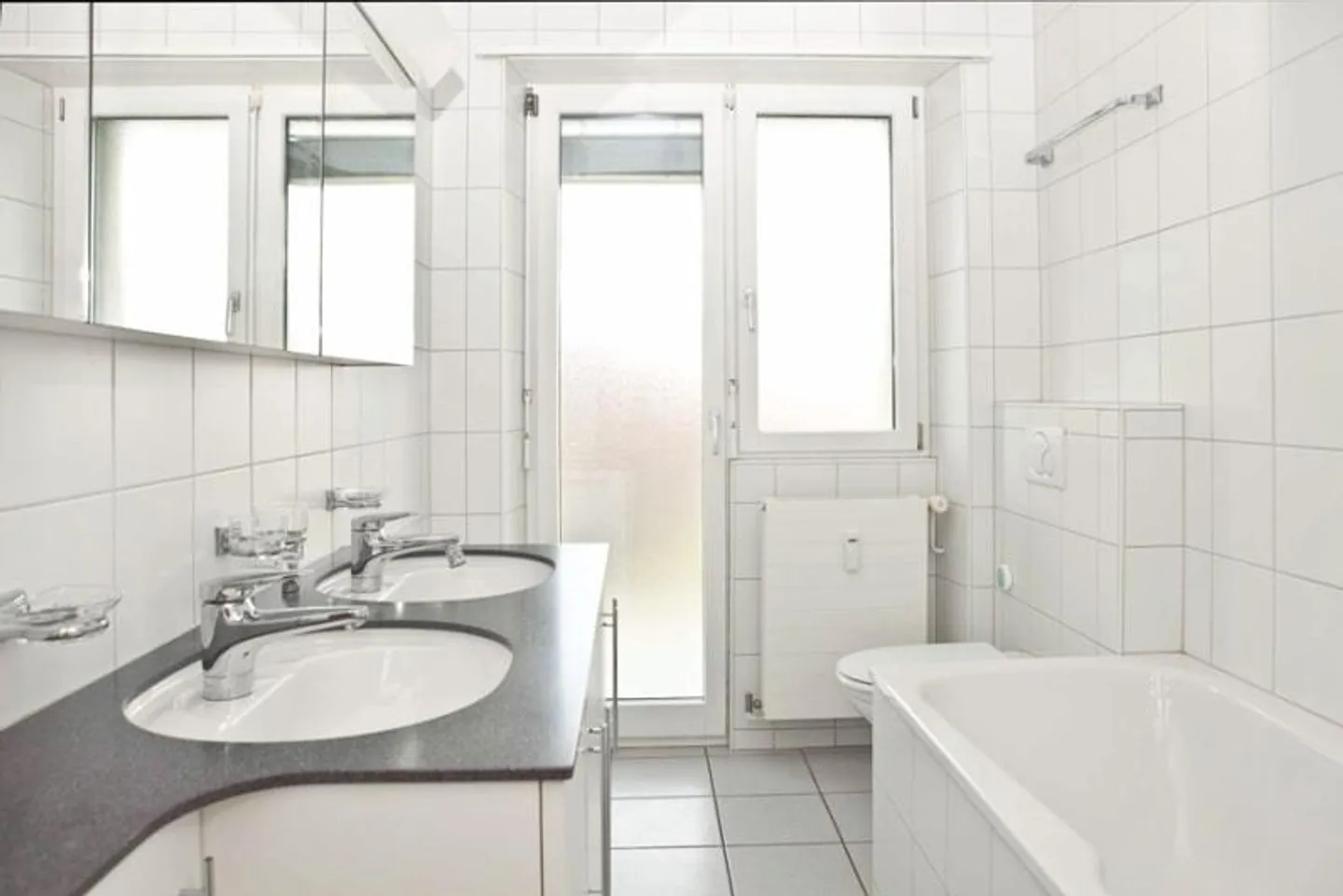 Modern Apartment with Balcony - Photo 7 of 8