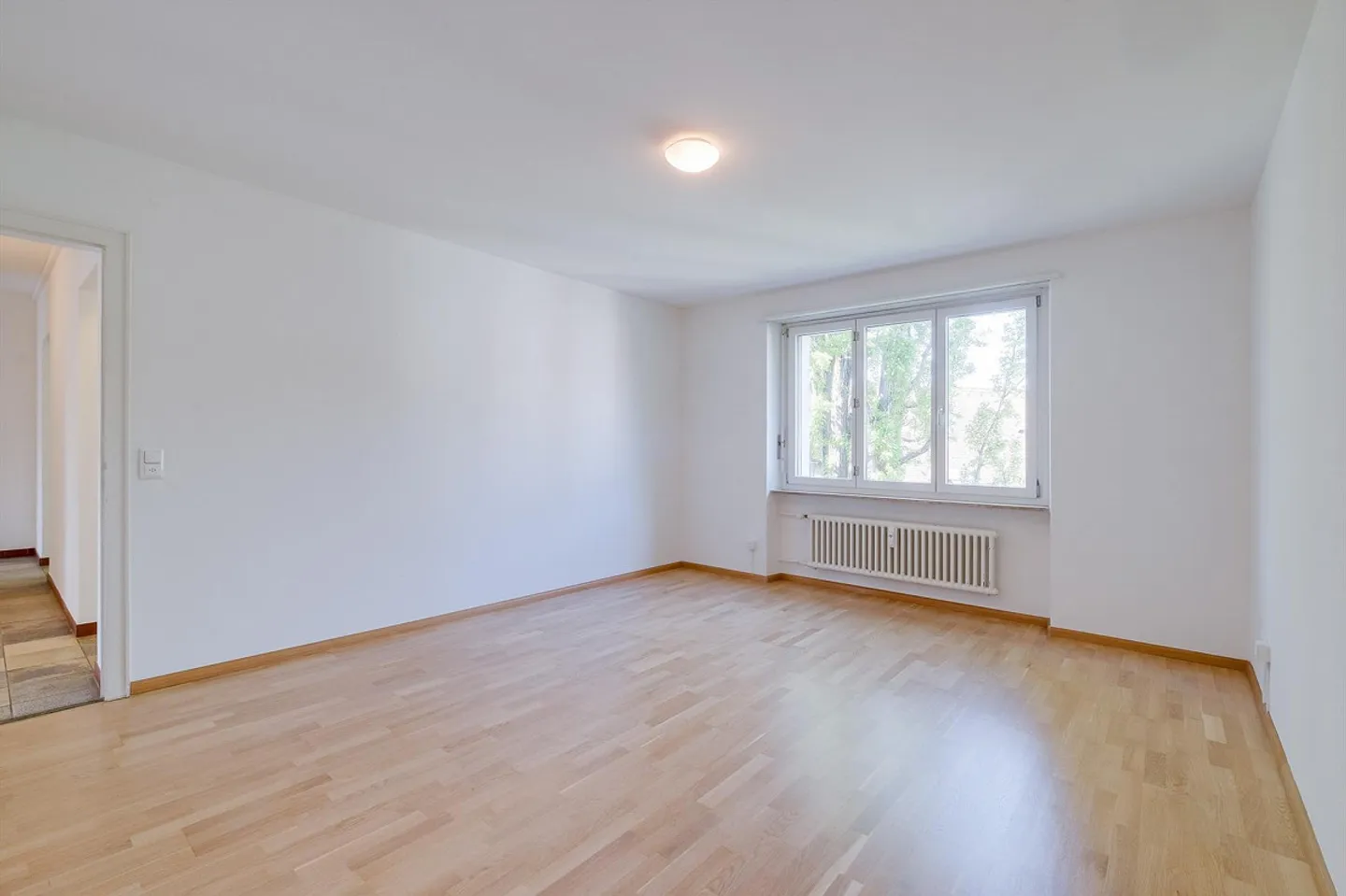 Modern Apartment with Balcony - Photo 6 of 8