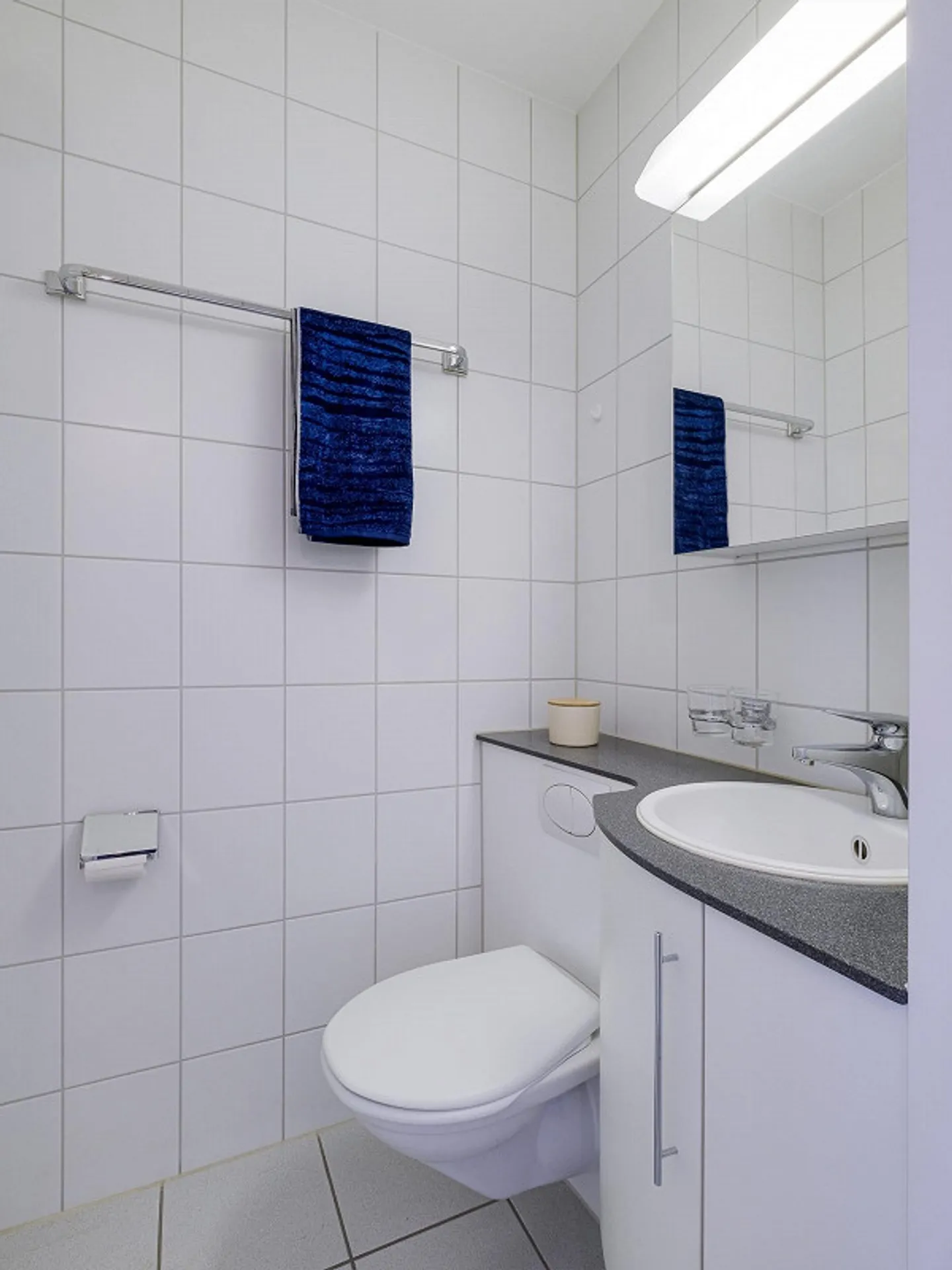 Modern Apartment with Balcony - Photo 8 of 8