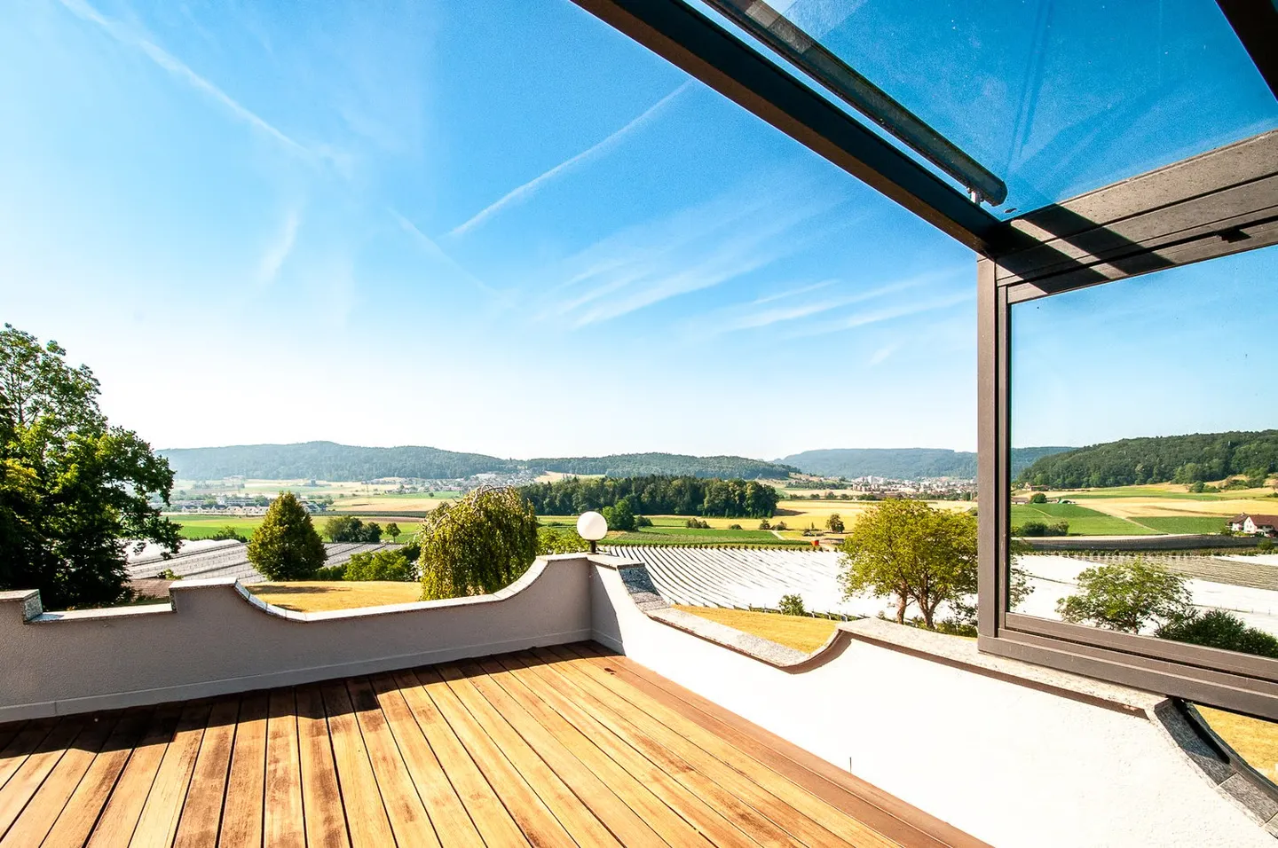 Traumhaftes EFH mit Pool und privatem Waldstück an herrlicher Aussichtslage - Photo 3 of 14