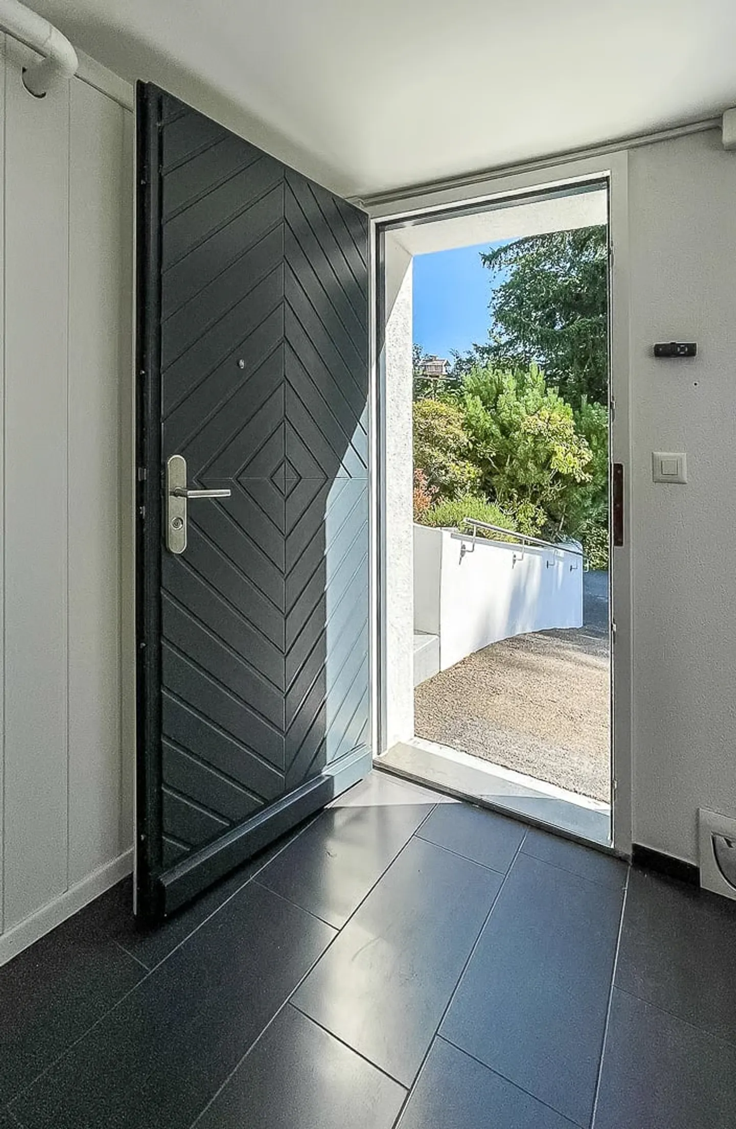Traumhaftes EFH mit Pool und privatem Waldstück an herrlicher Aussichtslage - Photo 5 of 14