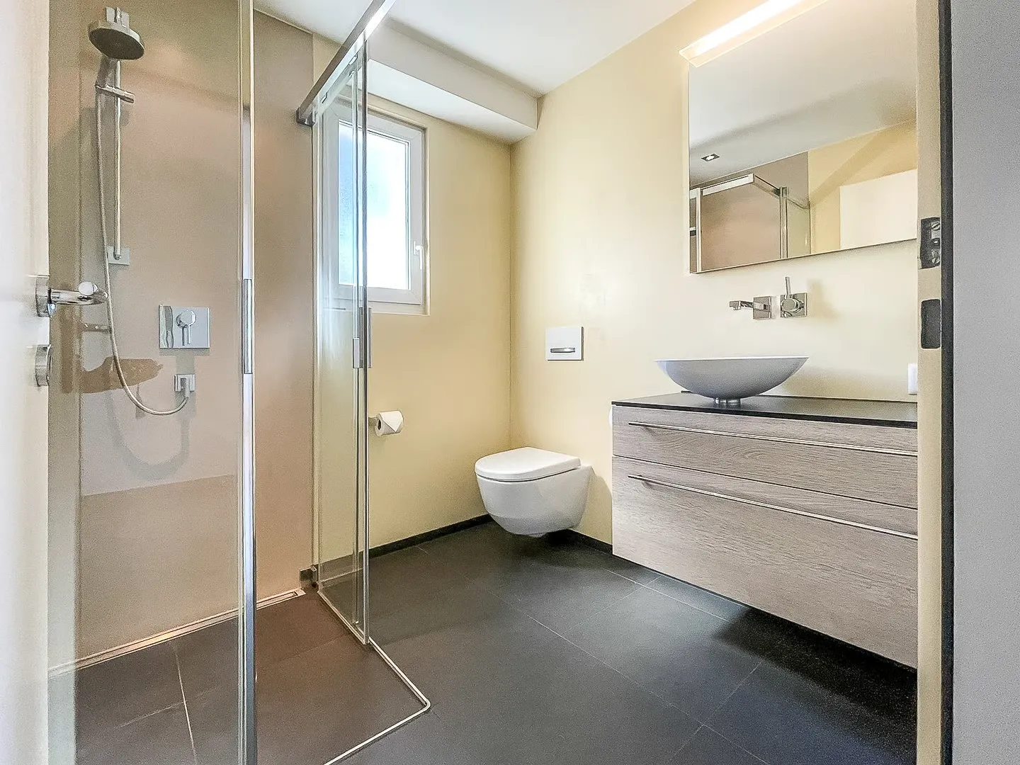 Traumhaftes EFH mit Pool und privatem Waldstück an herrlicher Aussichtslage - Photo 8 of 14