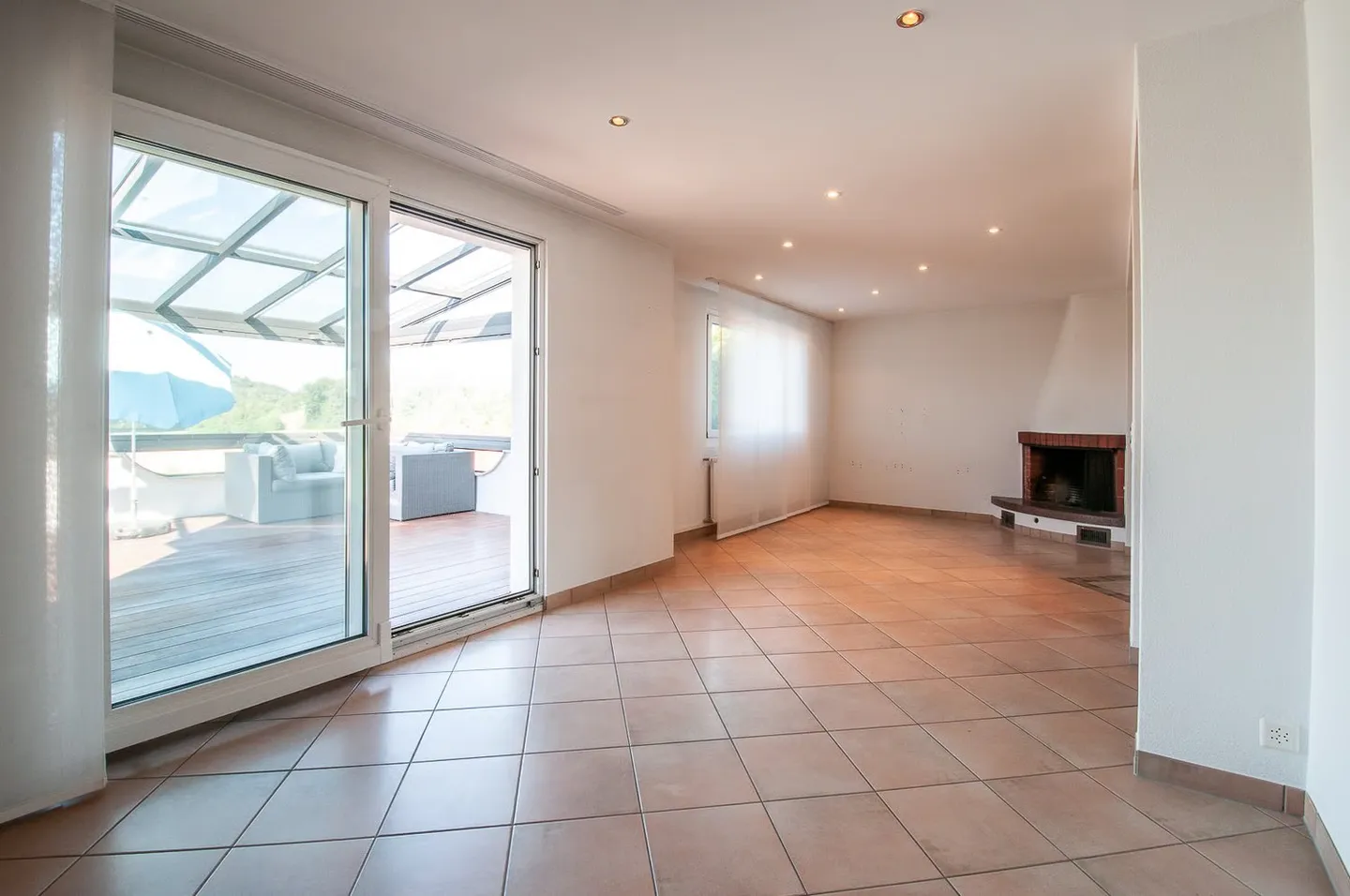 Traumhaftes EFH mit Pool und privatem Waldstück an herrlicher Aussichtslage - Photo 6 of 14