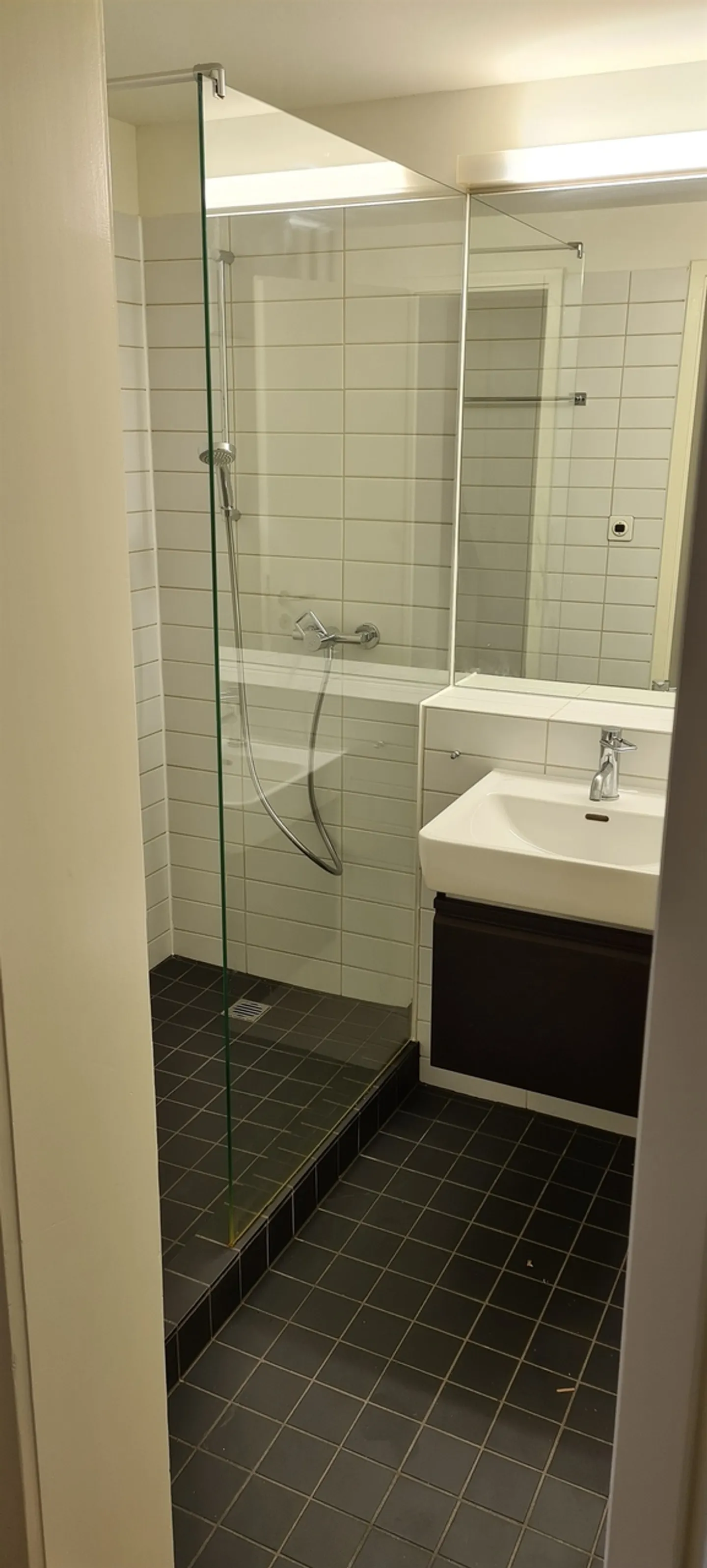 Modern Studio Apartment in City - Photo 4 of 5