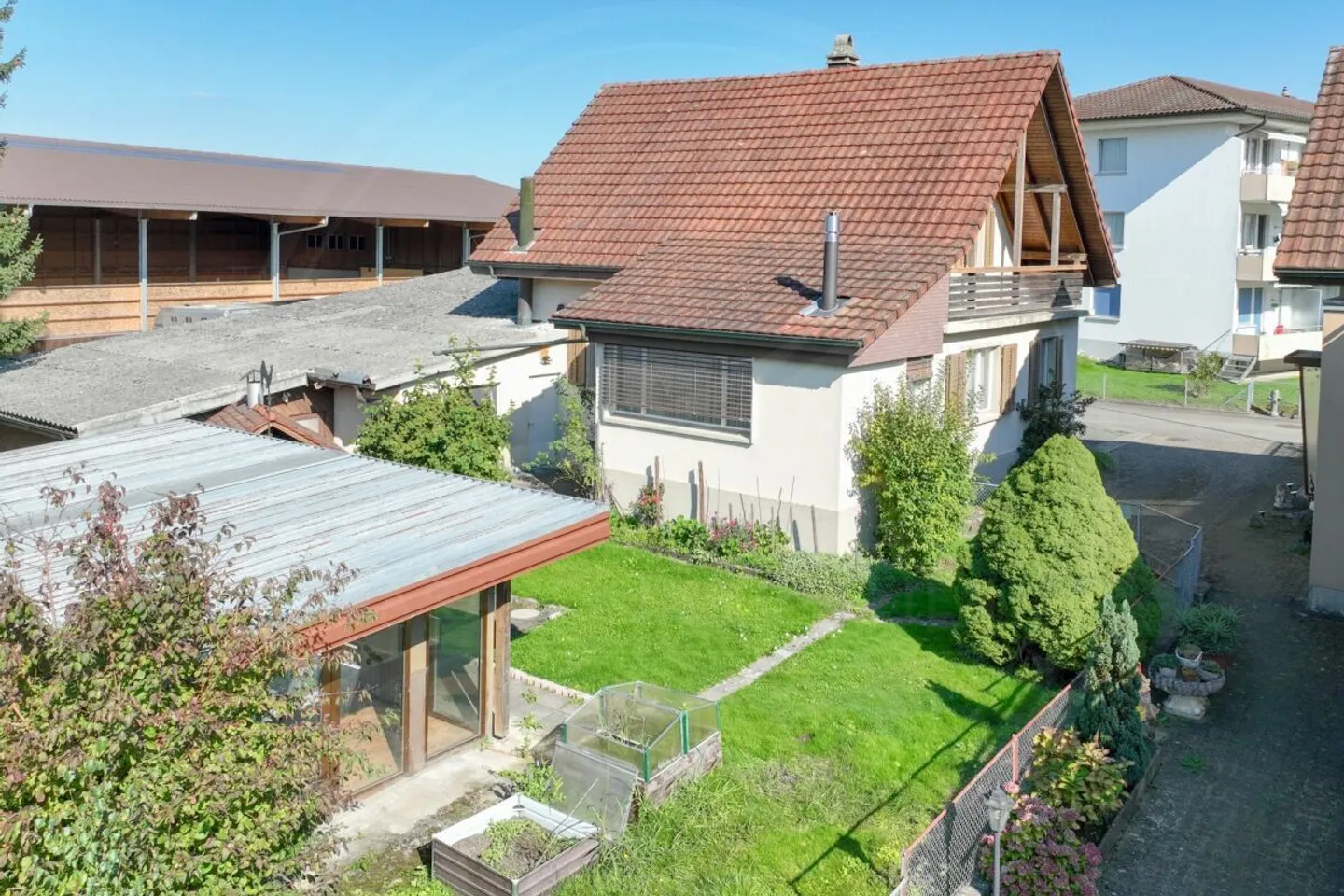 Casa unifamiliare con grande capannone a Schafisheim - proprietà ideale per investitori e artigiani - Foto 2 di 13