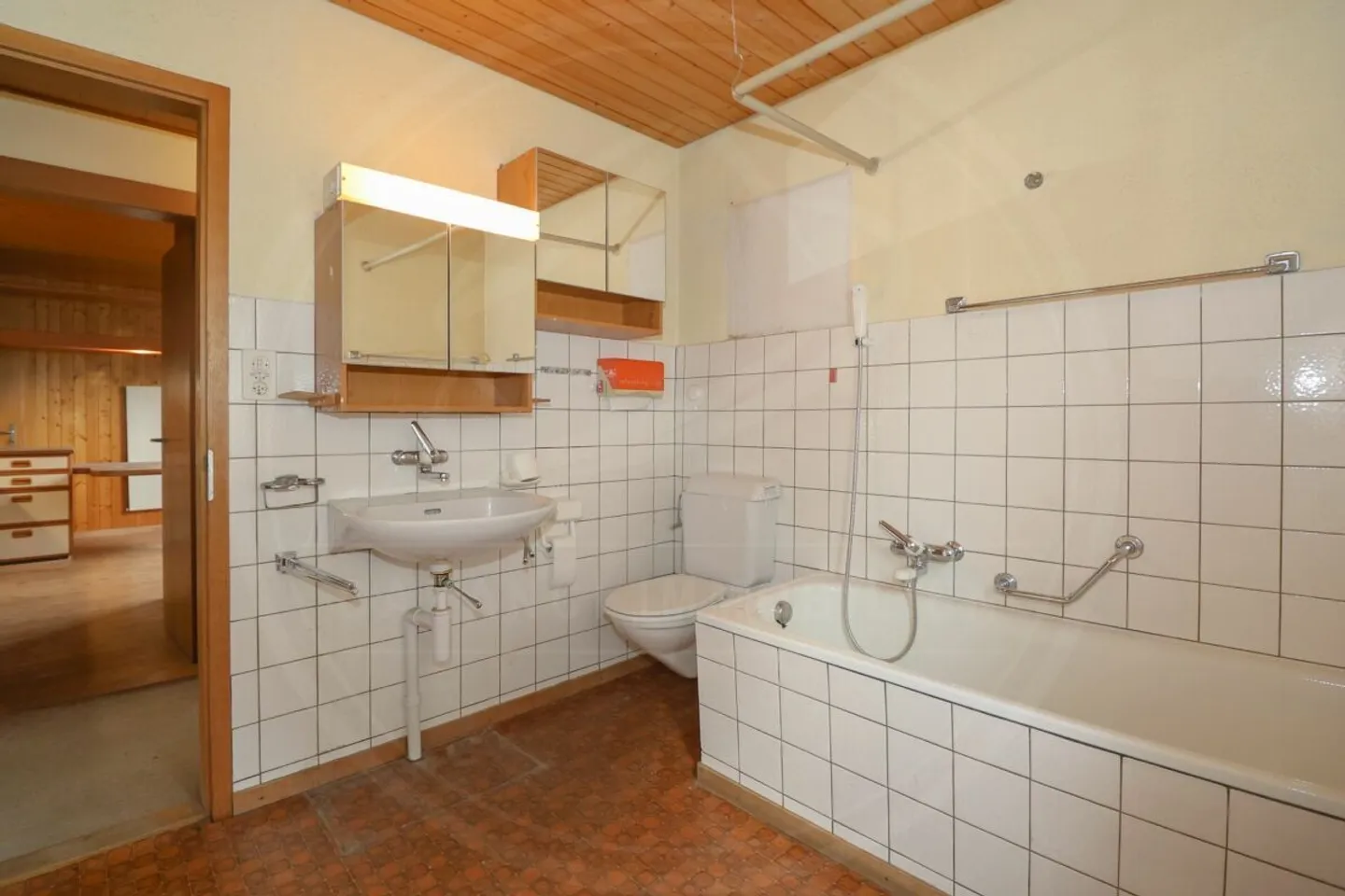 Casa unifamiliare con grande capannone a Schafisheim - proprietà ideale per investitori e artigiani - Foto 3 di 13