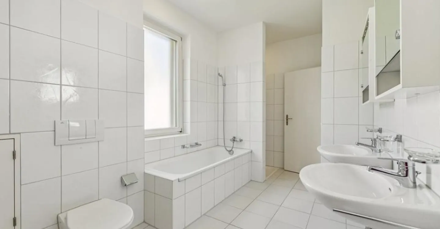 Geräumige Wohnung mit einzigartigem Dachspitz - Foto 2 von 9