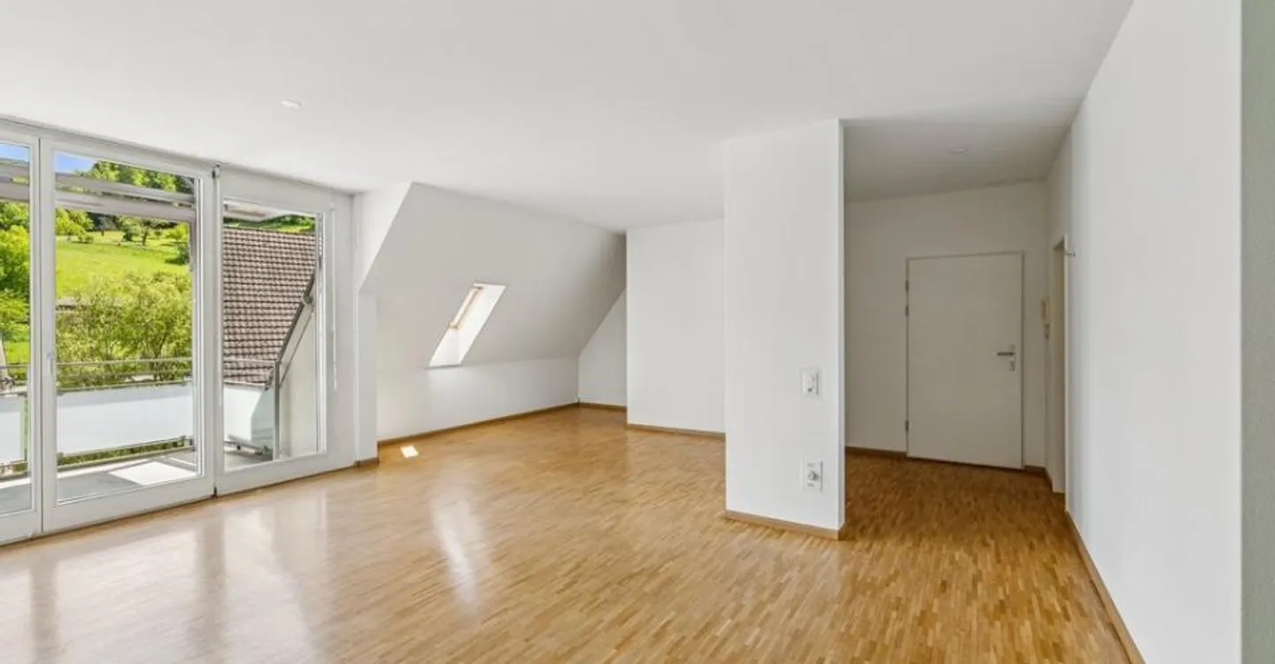 Geräumige Wohnung mit einzigartigem Dachspitz - Foto 3 von 9