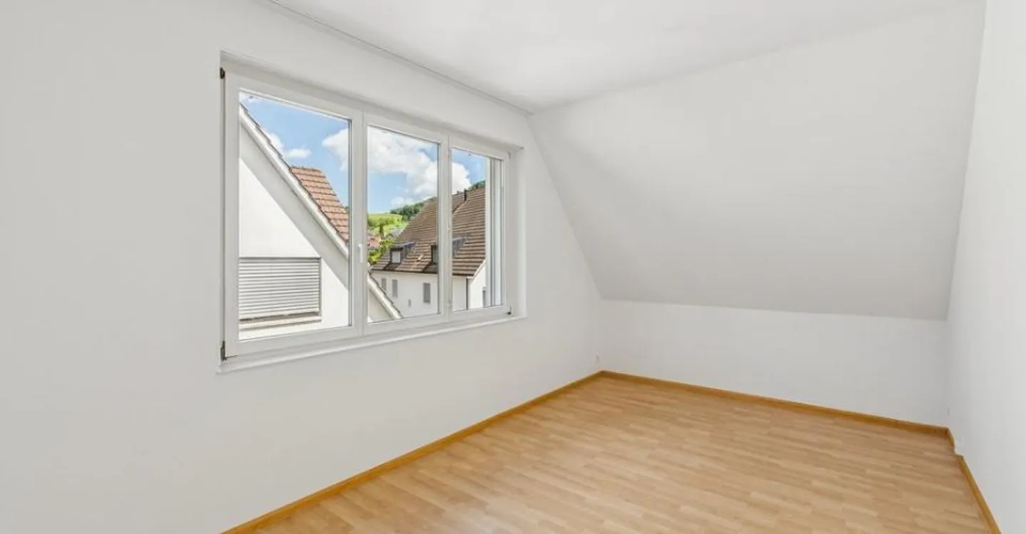 Geräumige Wohnung mit einzigartigem Dachspitz - Foto 4 von 9