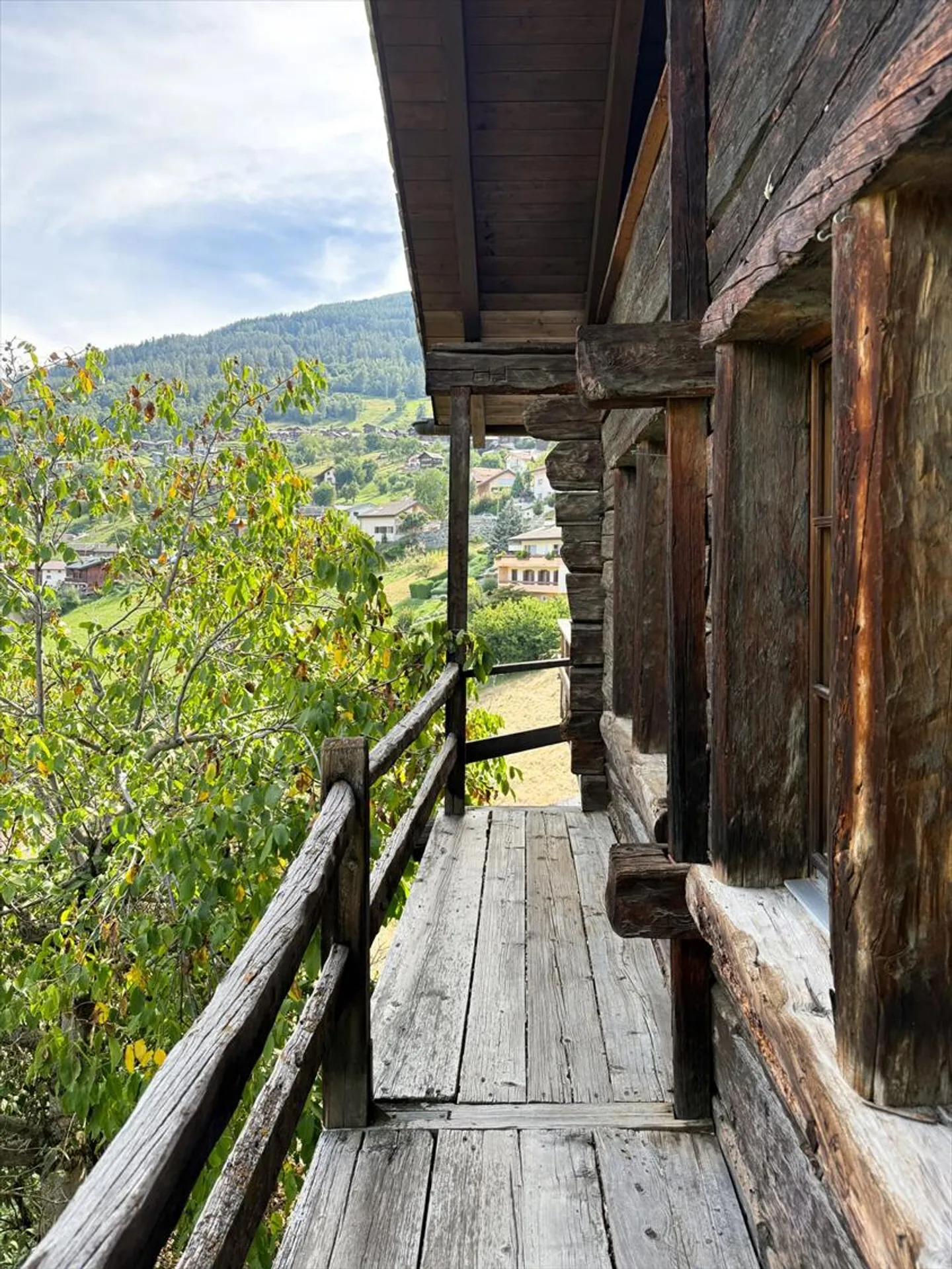 Großes Familienhaus mit unabhängiger Wohnung und Panoramablick - Foto 3 von 13