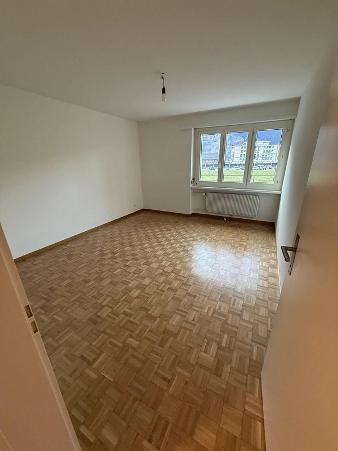 Affordable 5 1/2 room apartment 100m from the train station - Photo 4 of 13