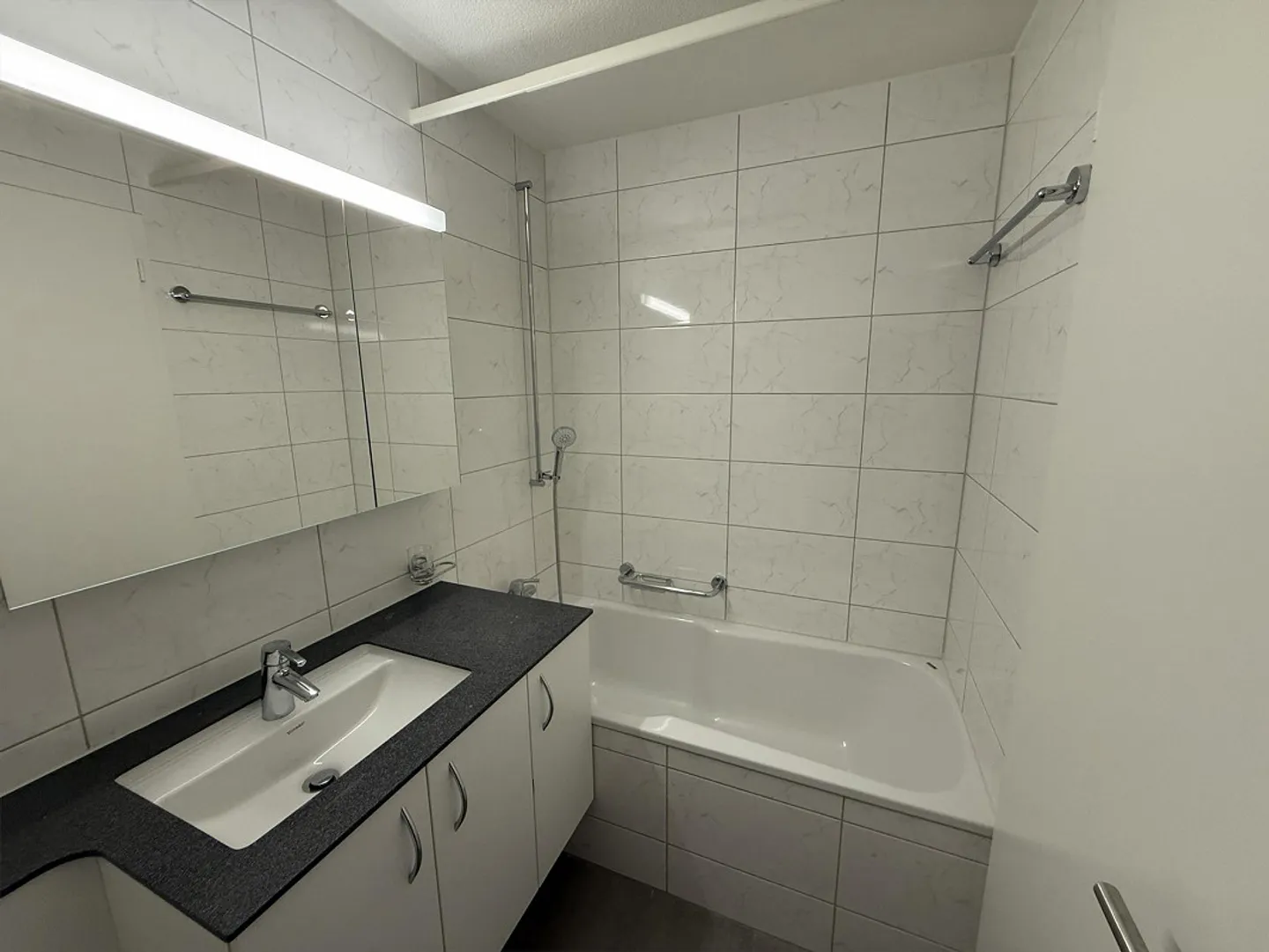 Affordable 5 1/2 room apartment 100m from the train station - Photo 8 of 13