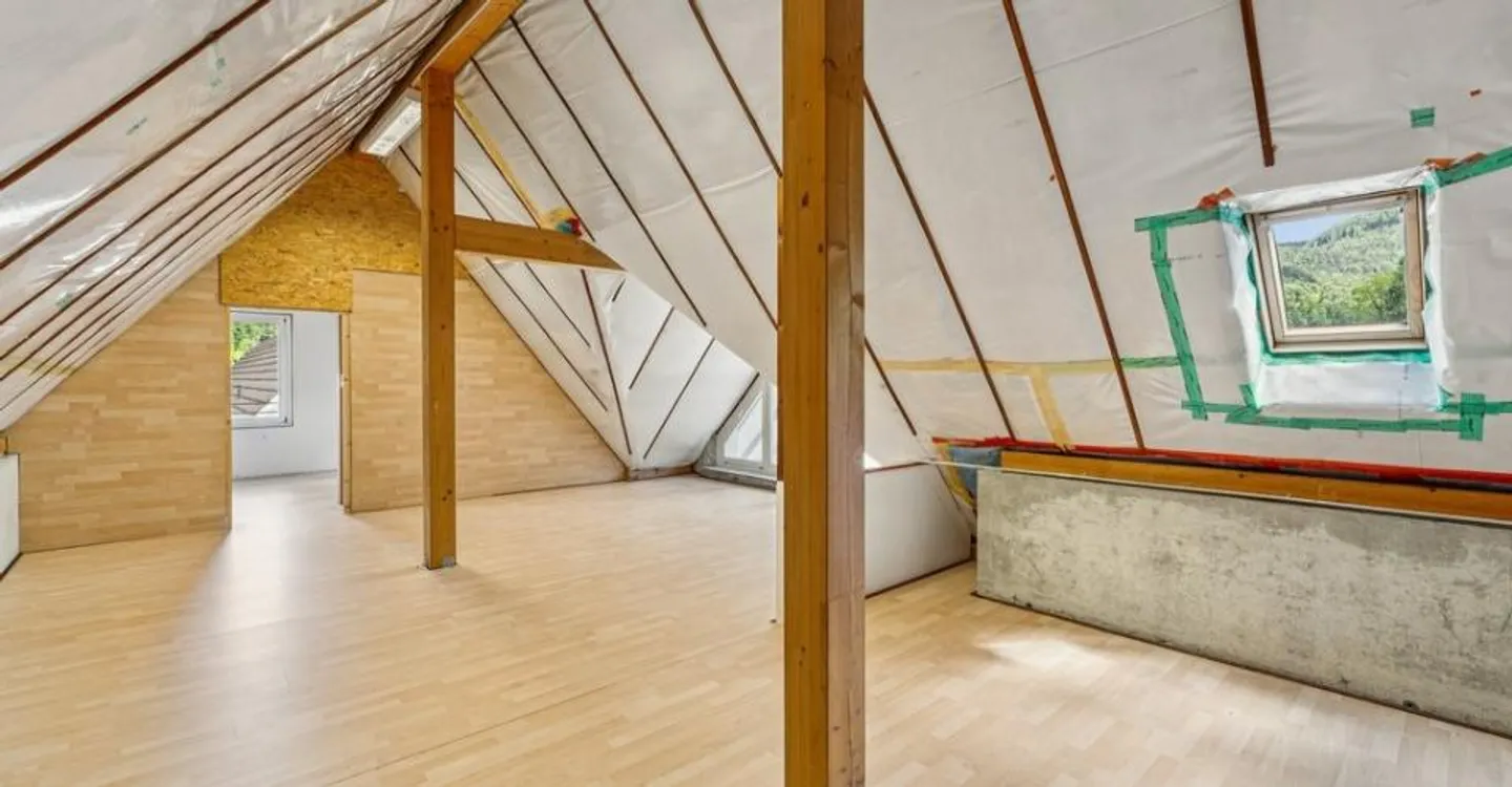 Geräumige Wohnung mit einzigartigem Dachspitz - Foto 8 von 9