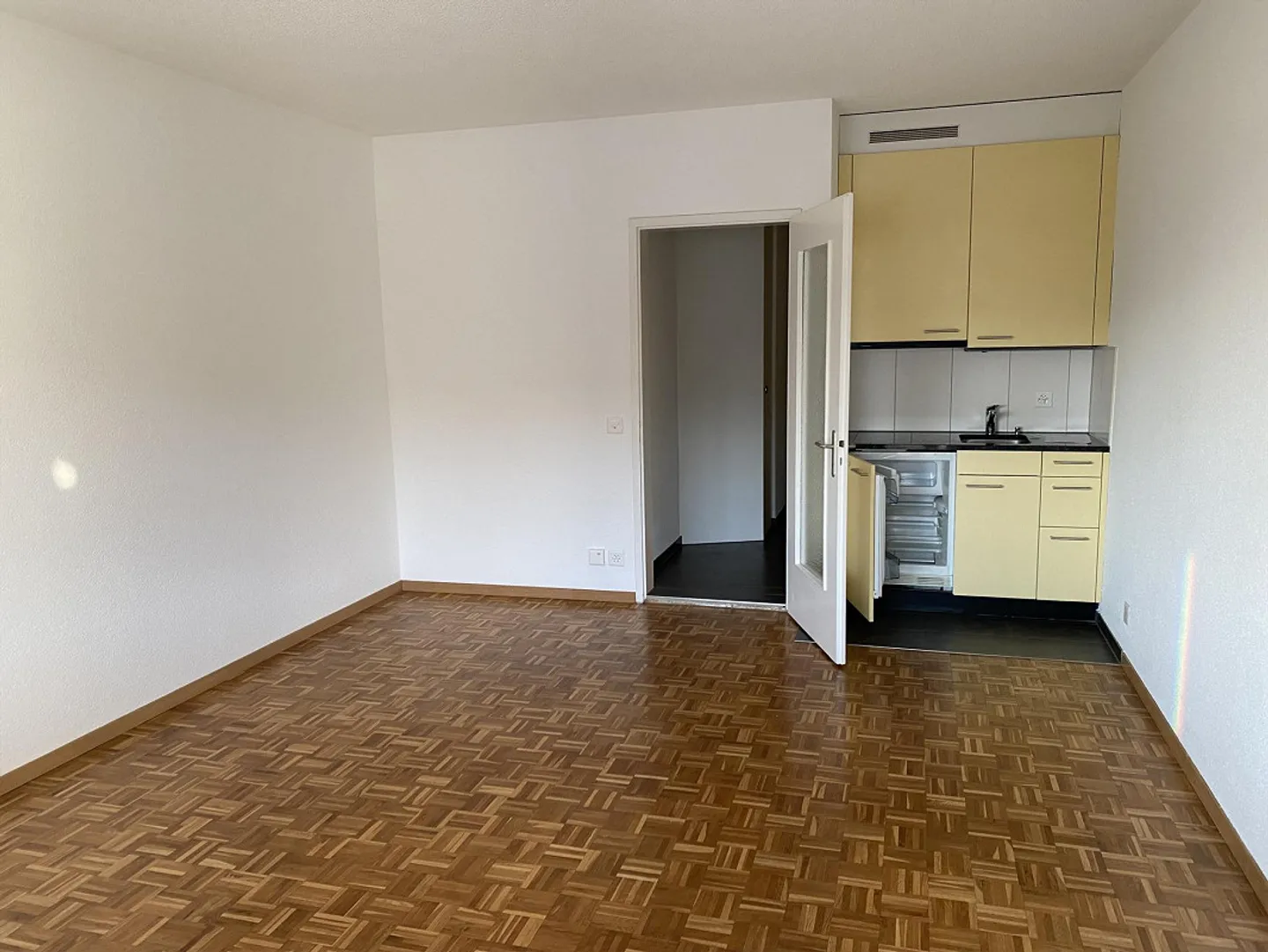 Ampio appartamento monolocale con grande balcone - Foto 5 di 8