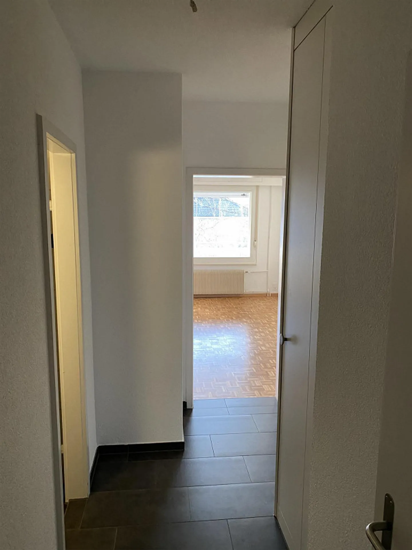 Ampio appartamento monolocale con grande balcone - Foto 6 di 8