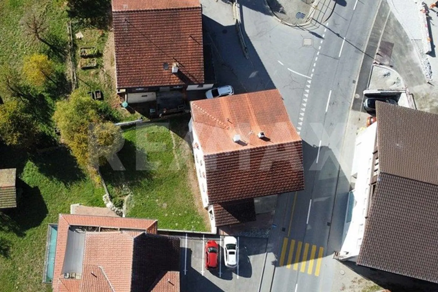 Casa bifamiliare con storia e potenziale a Rabius - Foto 3 di 13