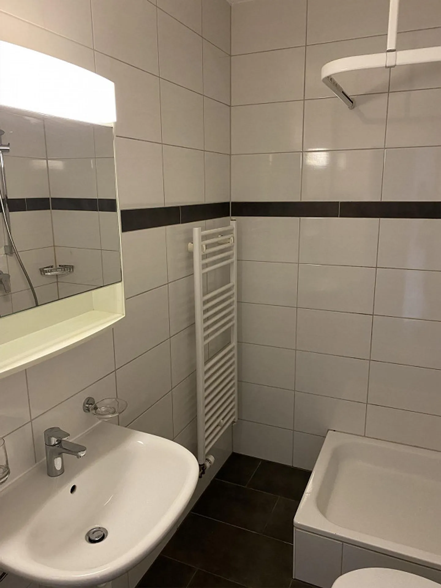 Ampio appartamento monolocale con grande balcone - Foto 7 di 8