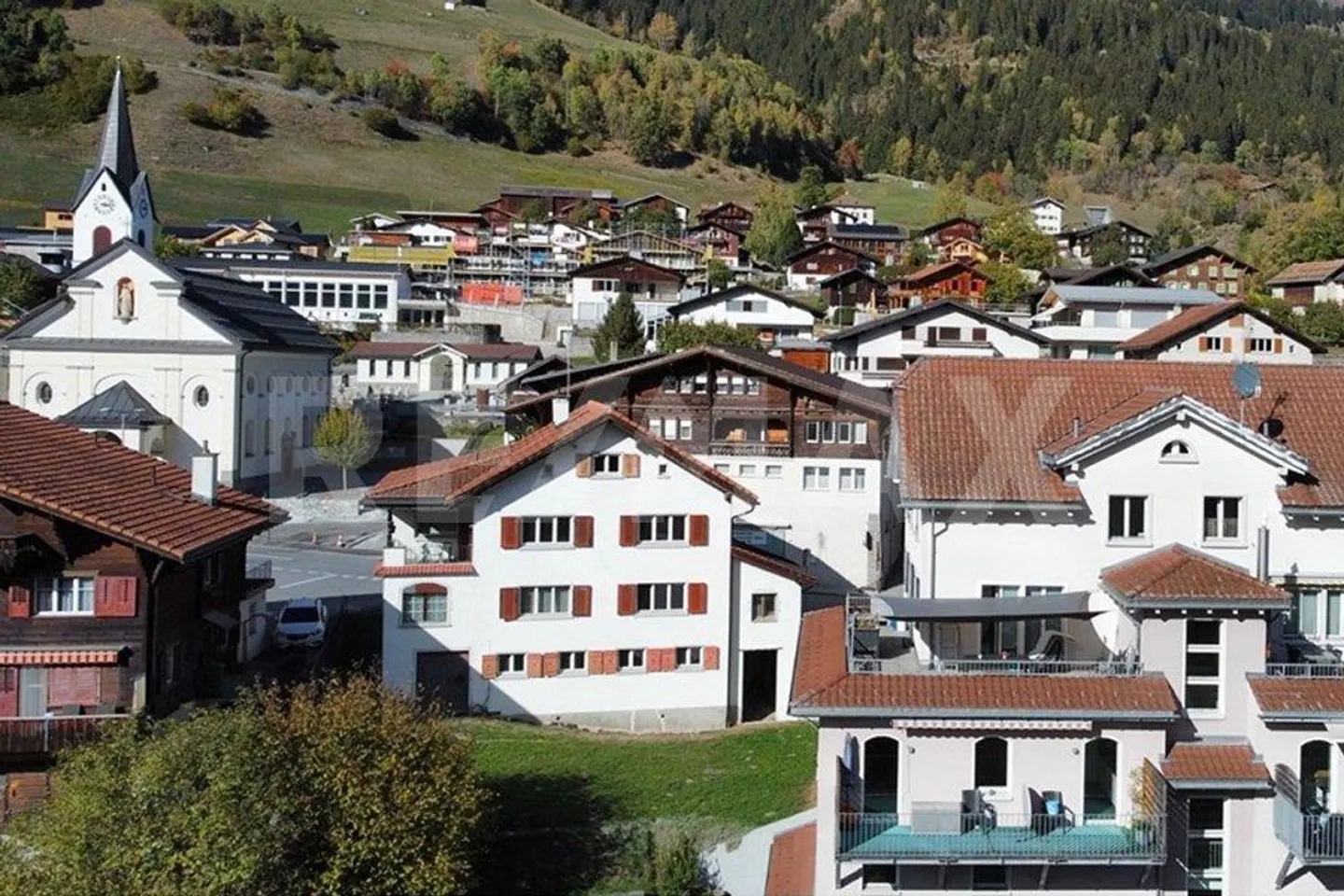 Casa bifamiliare con storia e potenziale a Rabius - Foto 1 di 13