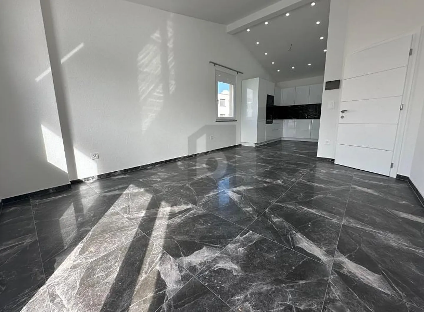 Penthouse for rent - Photo 2 of 6