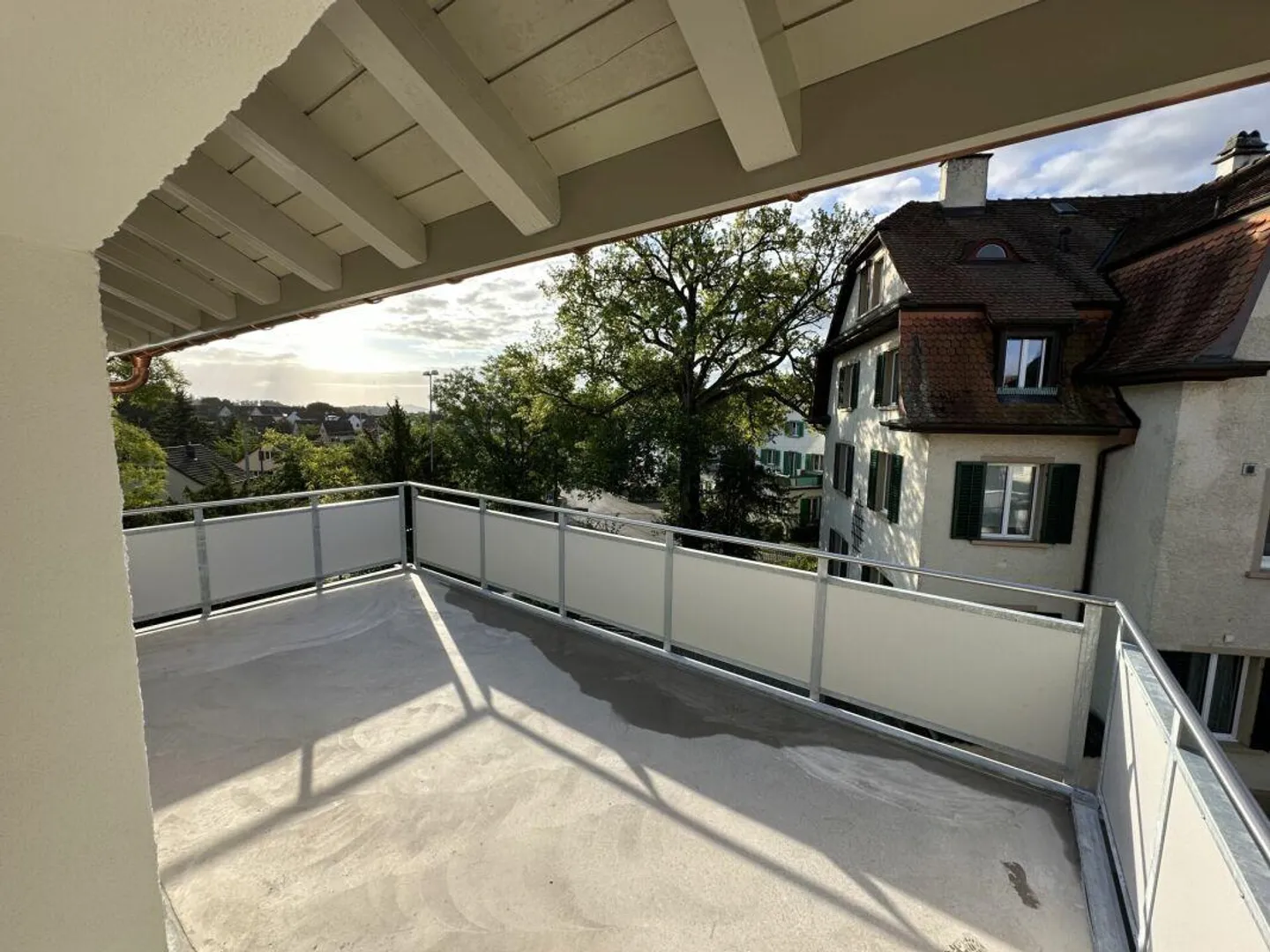 Appartements de 4,5 pièces fraîchement rénovés avec un très grand balcon - Photo 5 sur 11