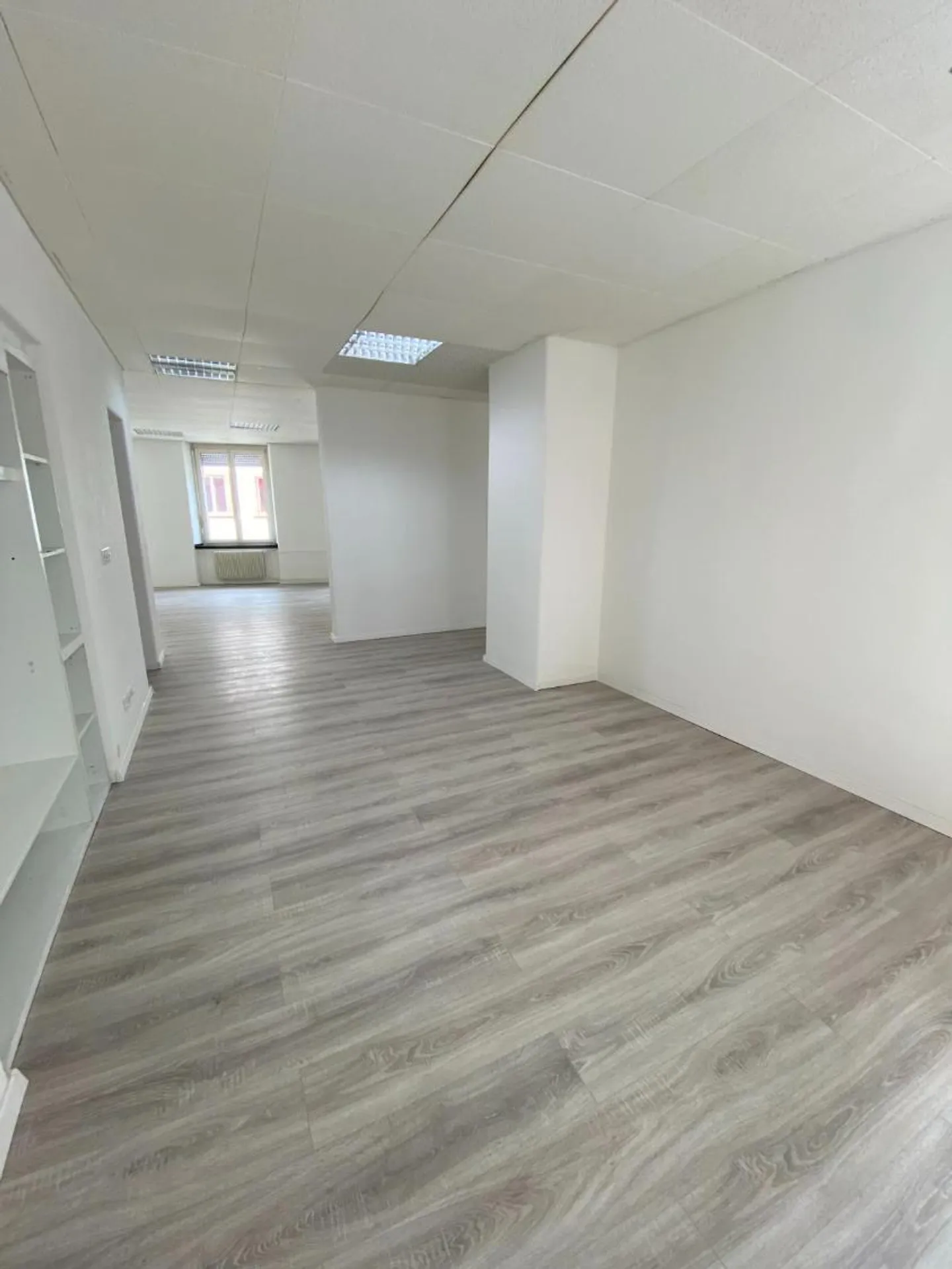 Très beaux bureaux / espaces commerciaux de 90 m2 à Delémont - Photo 2 sur 10