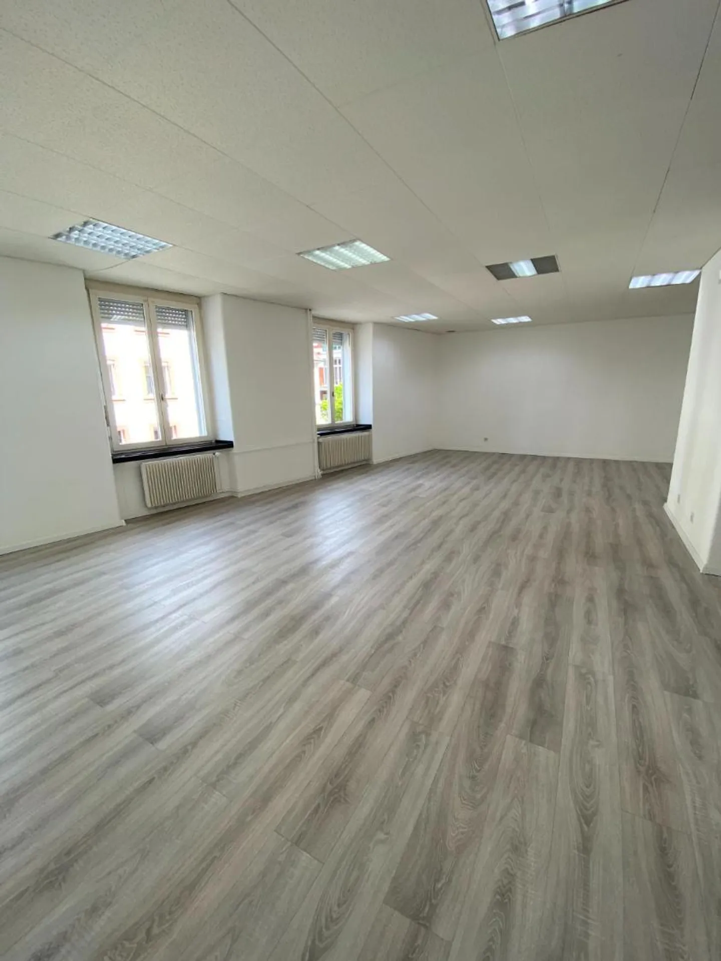 Très beaux bureaux / espaces commerciaux de 90 m2 à Delémont - Photo 3 sur 10