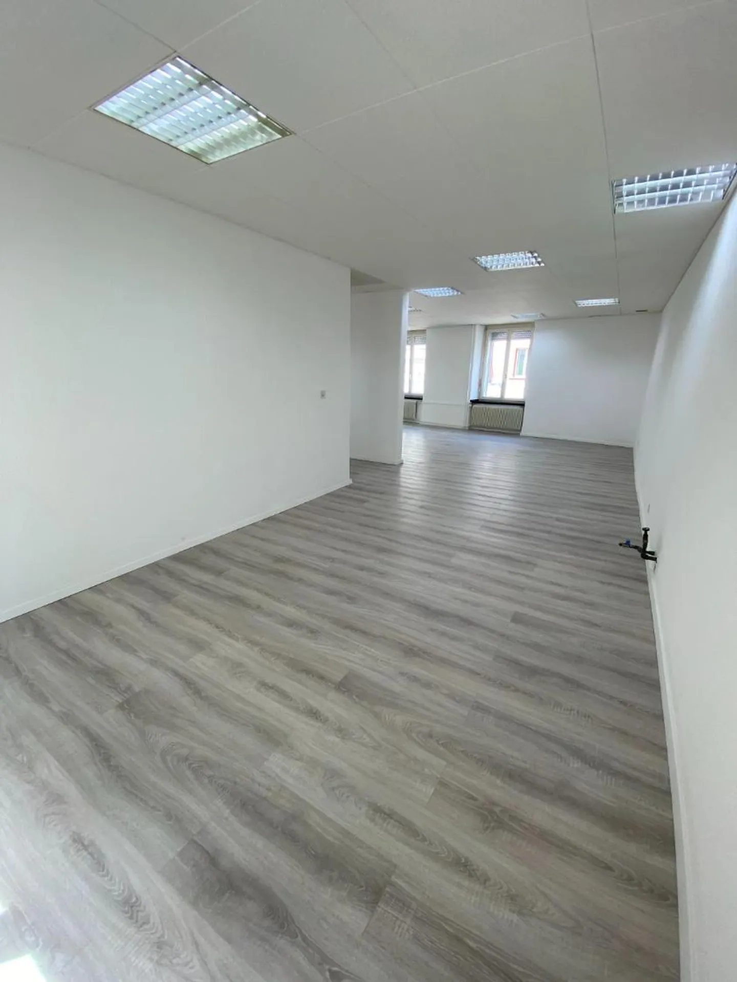 Très beaux bureaux / espaces commerciaux de 90 m2 à Delémont - Photo 6 sur 10