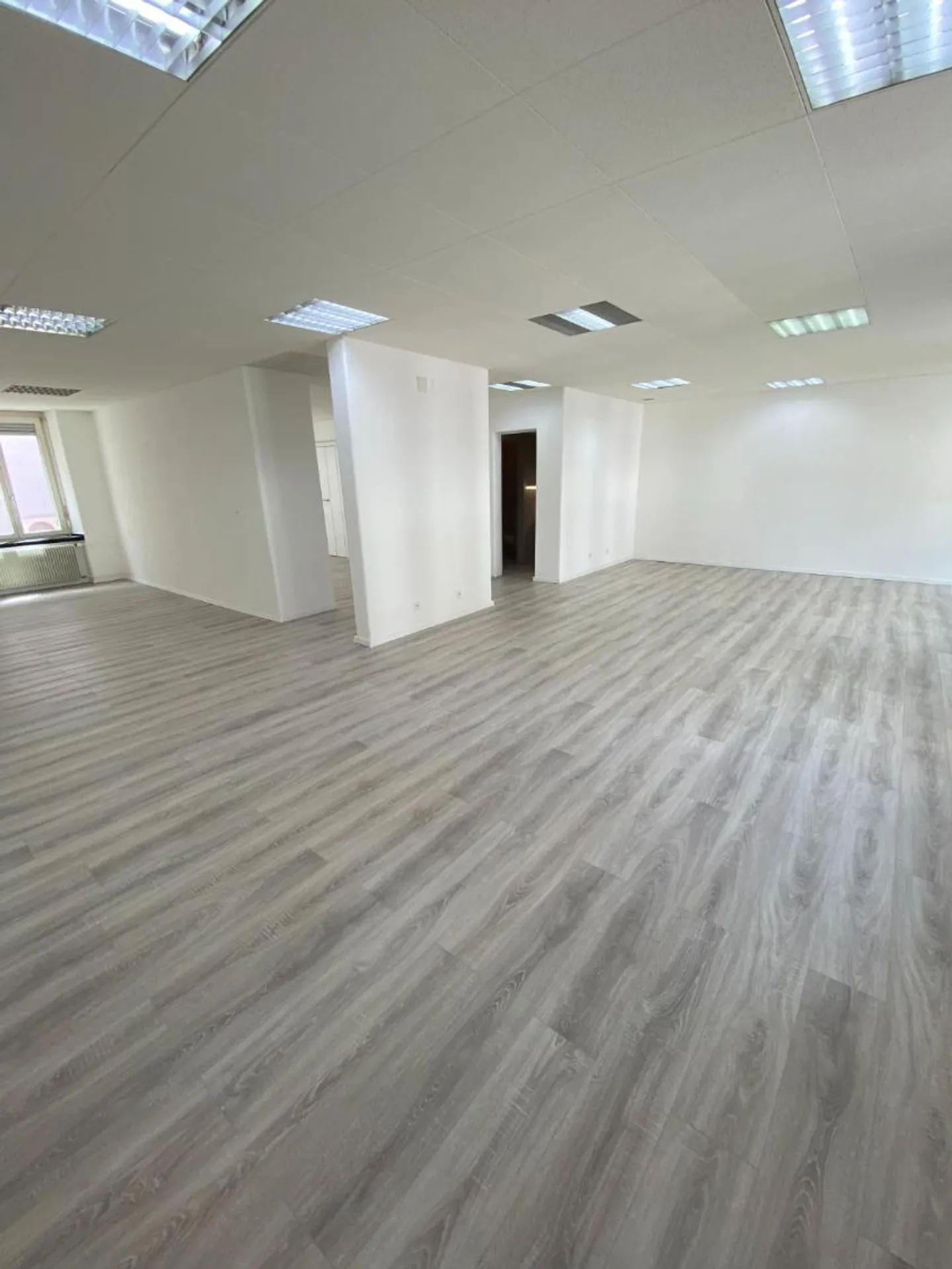 Très beaux bureaux / espaces commerciaux de 90 m2 à Delémont - Photo 7 sur 10