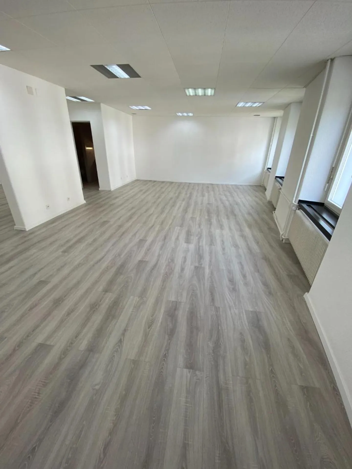 Très beaux bureaux / espaces commerciaux de 90 m2 à Delémont - Photo 9 sur 10