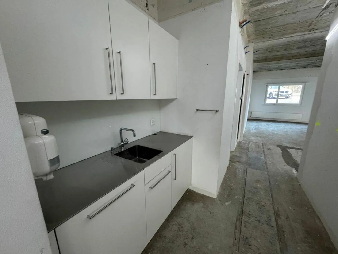 Commercial space on the ground floor, centrally located in Oberengstringen - Photo 2 of 6