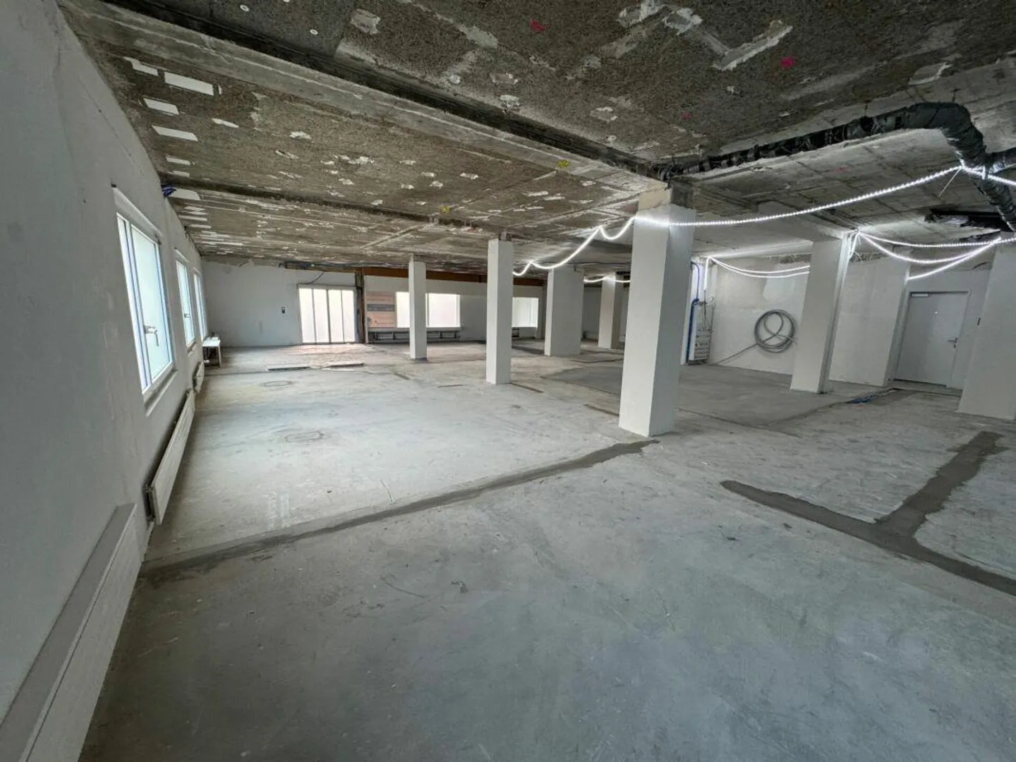 Commercial space on the ground floor, centrally located in Oberengstringen - Photo 3 of 6