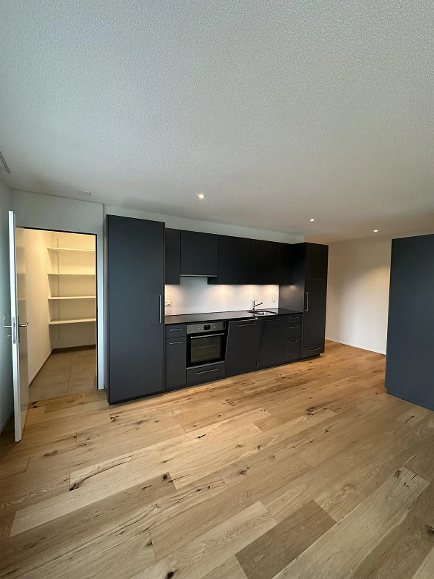 Nuovo appartamento in un ambiente verde - Foto 3 di 13