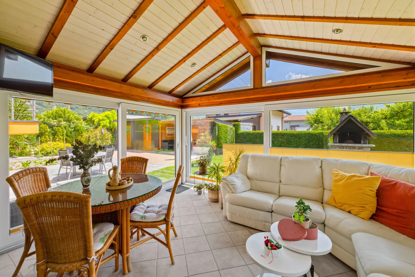 Spacious Single-Family Villa - Photo 10 of 13
