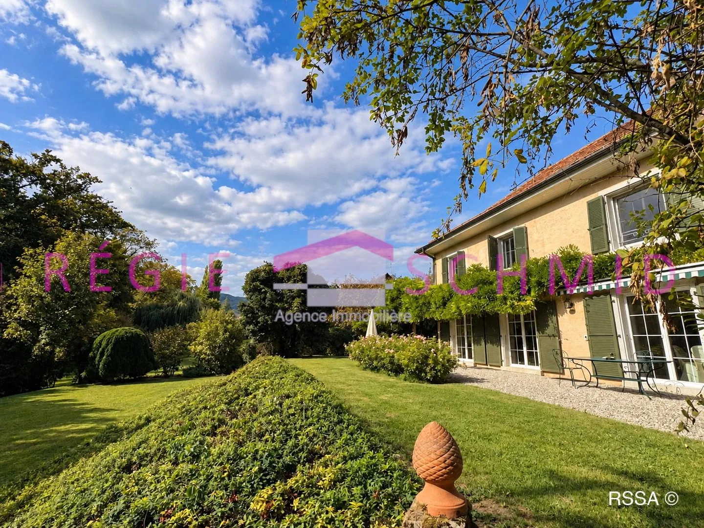 Charming Detached House with Garden - Photo 2 of 8