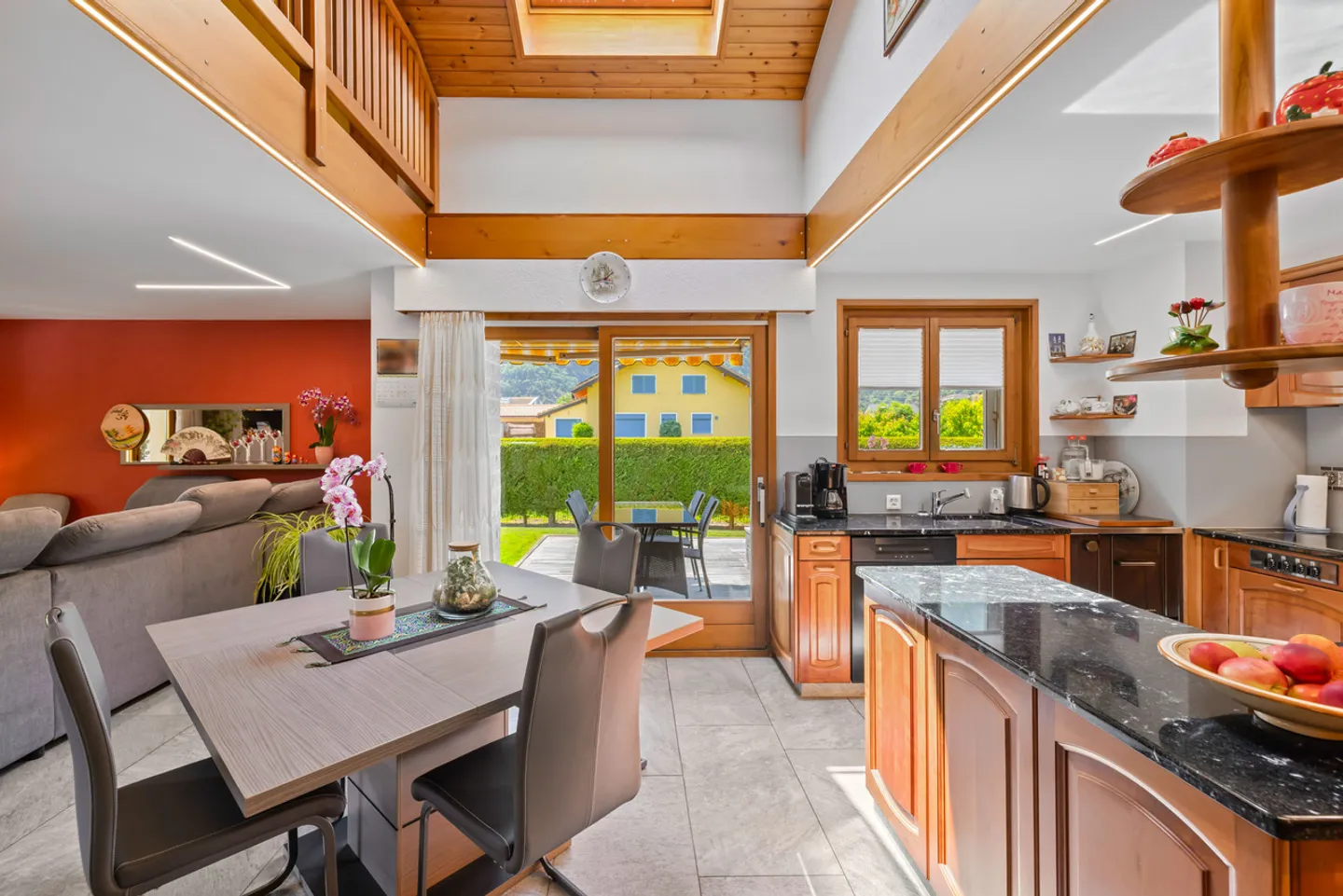 Spacious Single-Family Villa - Photo 7 of 13