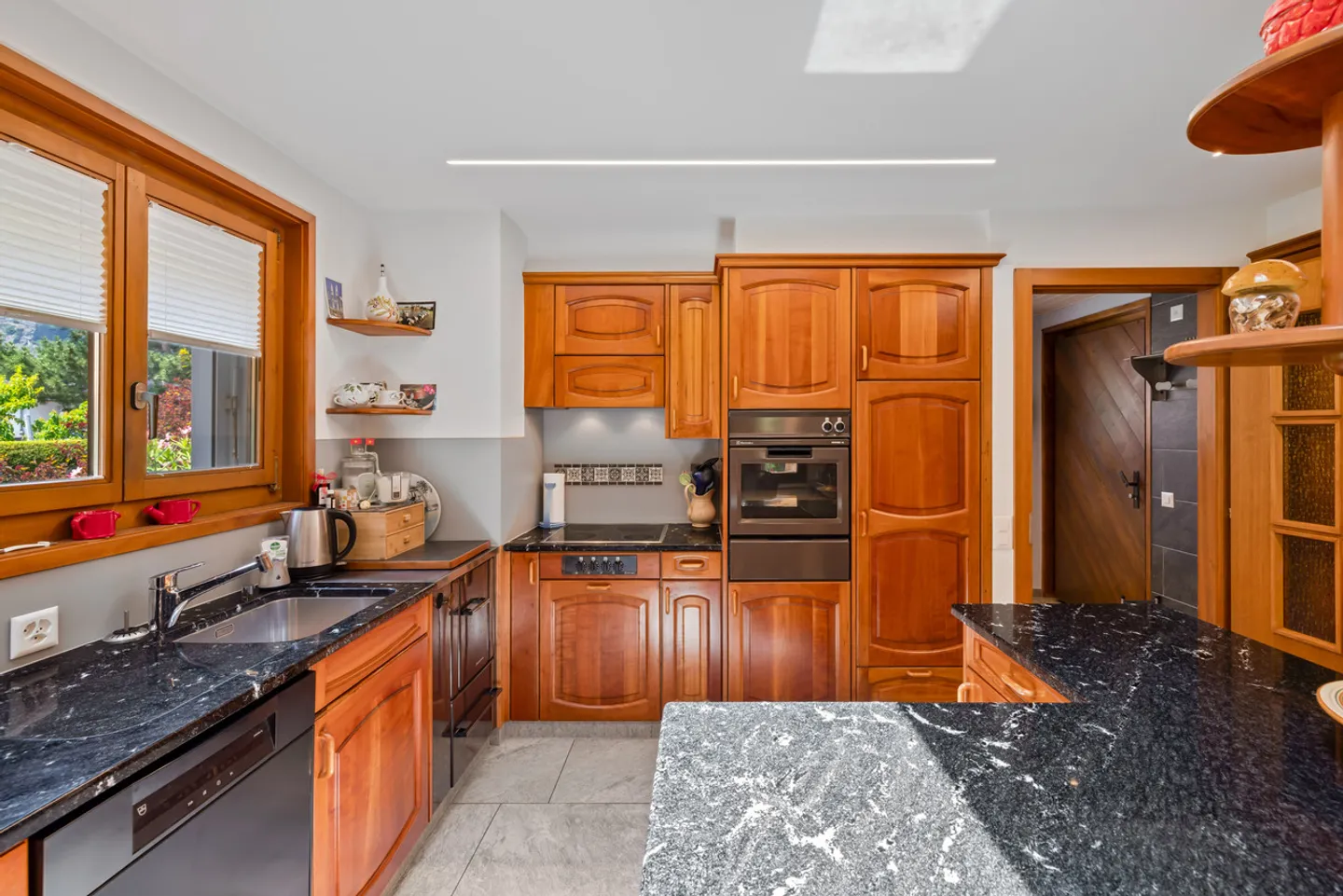 Spacious Single-Family Villa - Photo 8 of 13