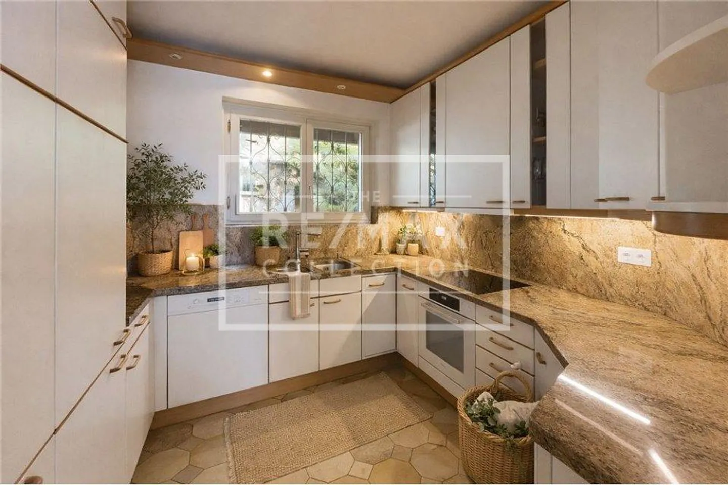 Beautiful villa with stunning lake view in Ascona - Photo 8 of 13