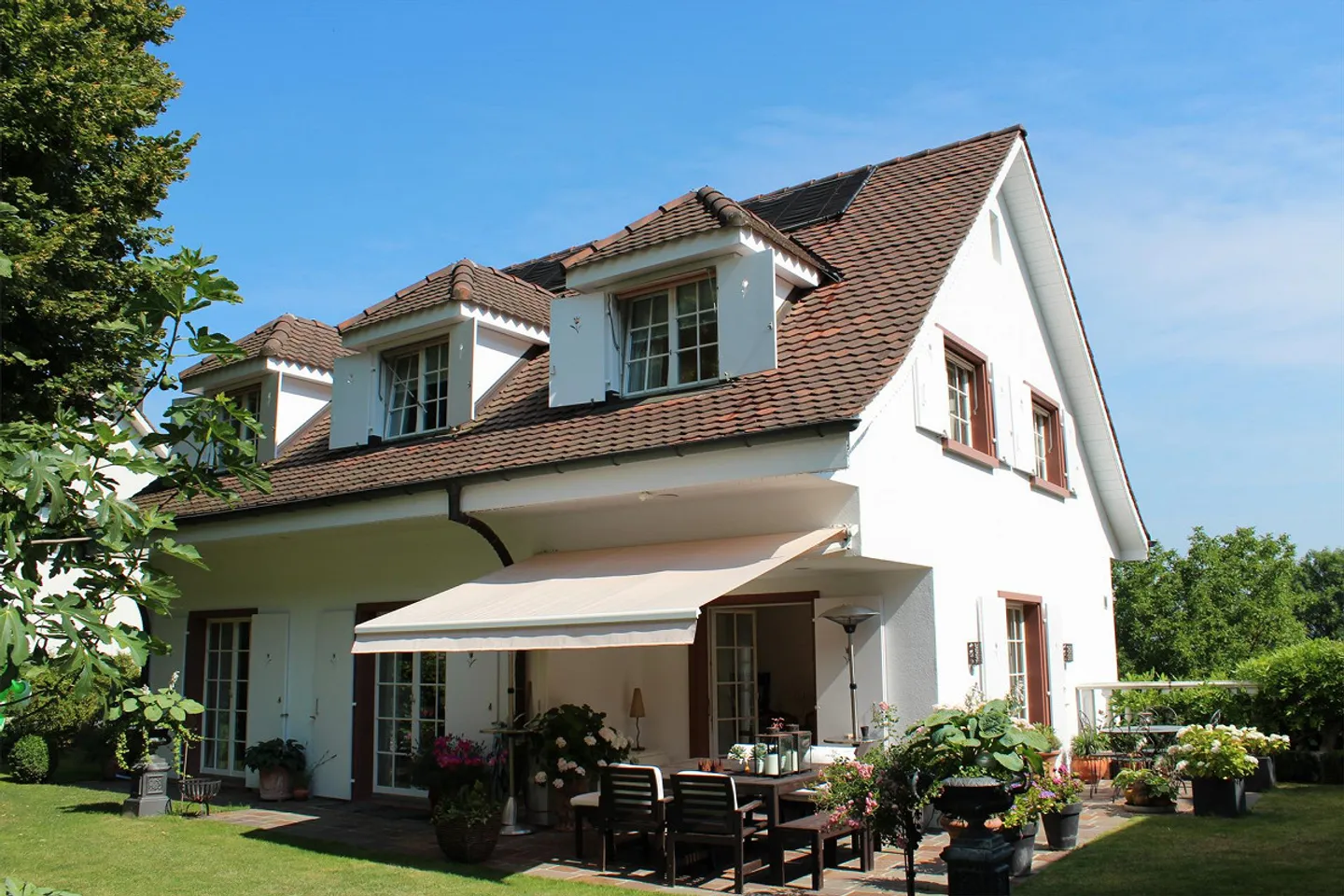 Exklusives Einfamilienhaus mit 6,5 Zimmern, Garten und Pool in Riehen - Foto 2 von 15