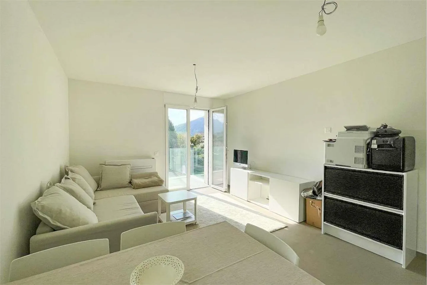 Un appartement de 2,5 pièces avec du caractère, prêt à vous accueillir - Photo 2 sur 7